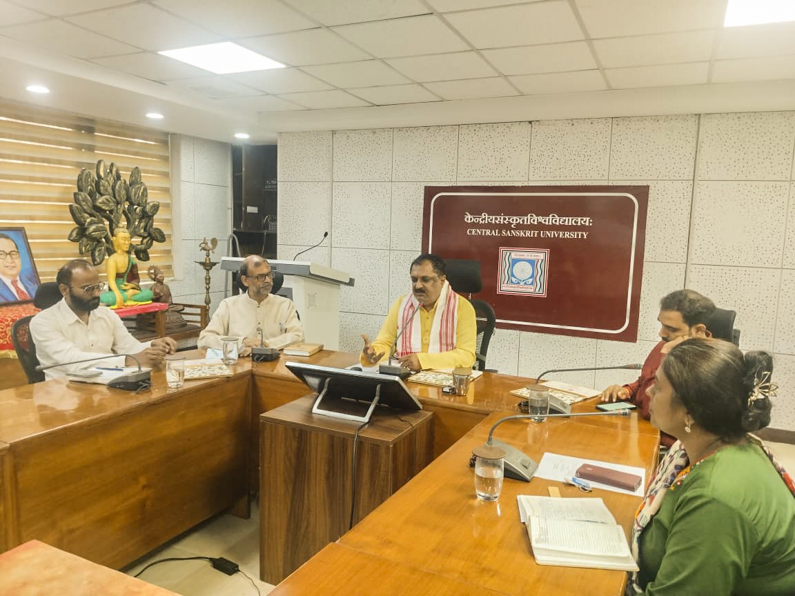 शास्त्र भी, जीवन भी और जीविका भी केंद्रीय संस्कृत विश्वविद्यालय में दीक्षारम्भ नवप्रवेशित विद्यार्थियों को मिला संस्कार और संकल्प का मंत्र, विद्या के साथ संस्कार और जीवन का लक्ष्य जरूरी प्रो. श्रीनिवास वरखेड़ी