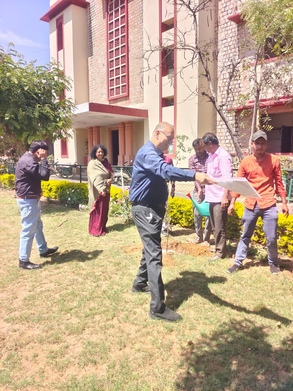 राजस्थान विश्वविद्यालय: प्राणी शास्त्र विभाग में 'वंदे मातरम @150' के तहत वृक्षारोपण एवं संगोष्ठी आयोजित