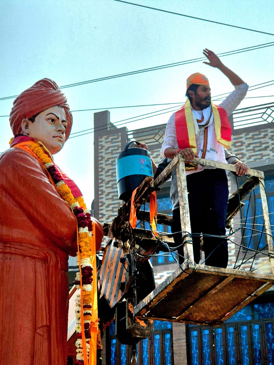 अभिषेक ने राजसमंद में विवेकानंद का किया दुग्धाभिषेक