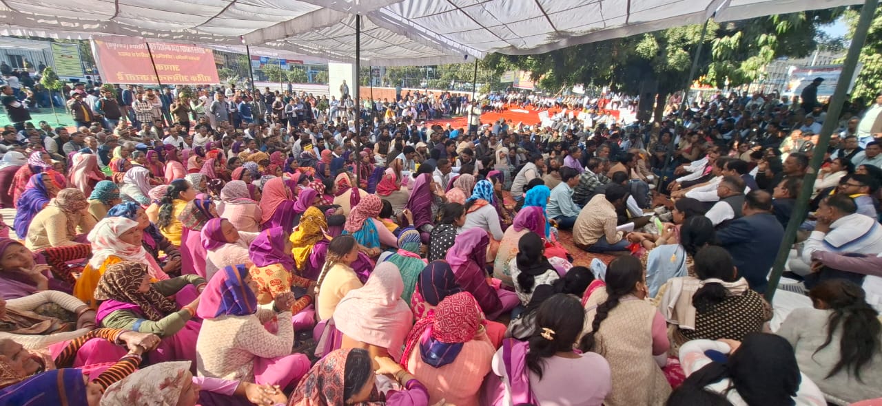 शहीद स्मारक पर महासंघ के धरने में जुटे हजारों कर्मचारी