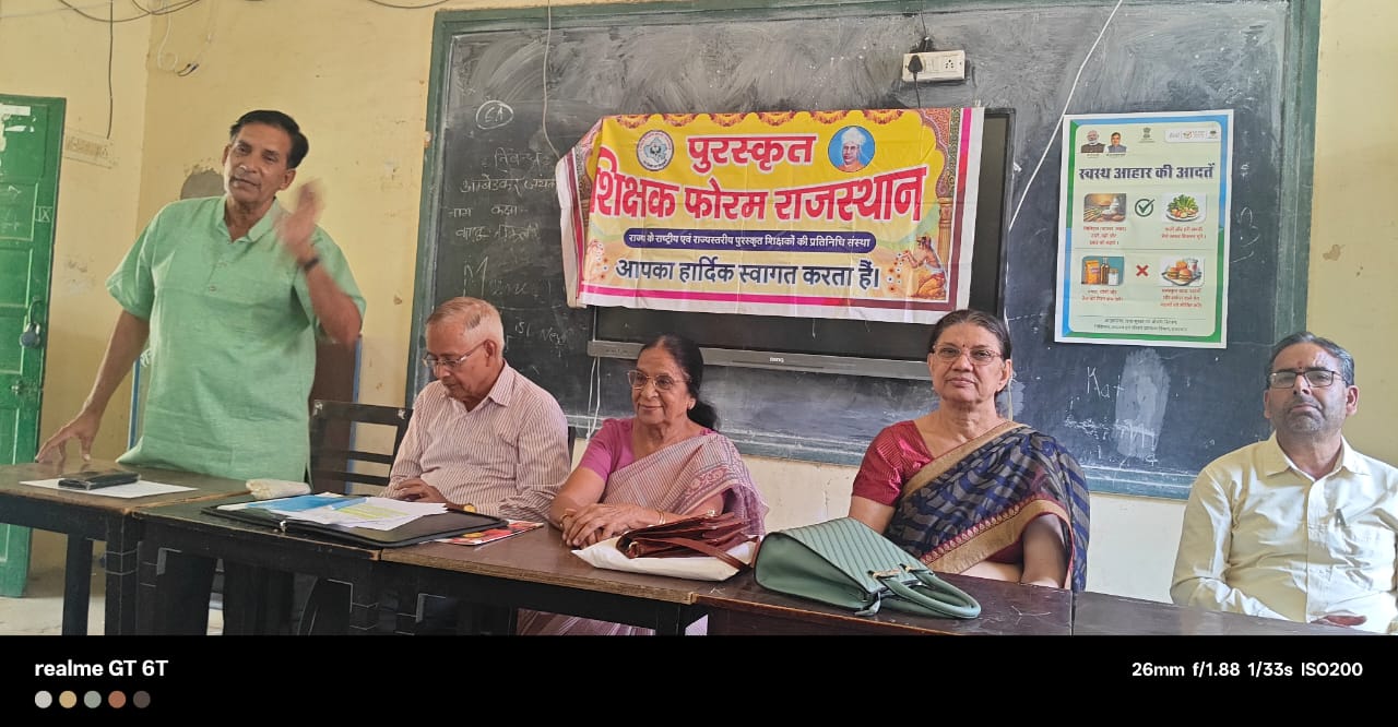 बेजुबान पक्षियों के लिए पुरस्कृत शिक्षक फोरम राजस्थान के पदाधिकारियों और सदस्यों ने बेजुबान बच्चों की स्कूल आनंदी लाल पोद्दार राजकीय बधिर उच्च माध्यमिक विद्यालय जयपुर के प्रांगण एवं परिसर में 30 परिंडे  लगाए