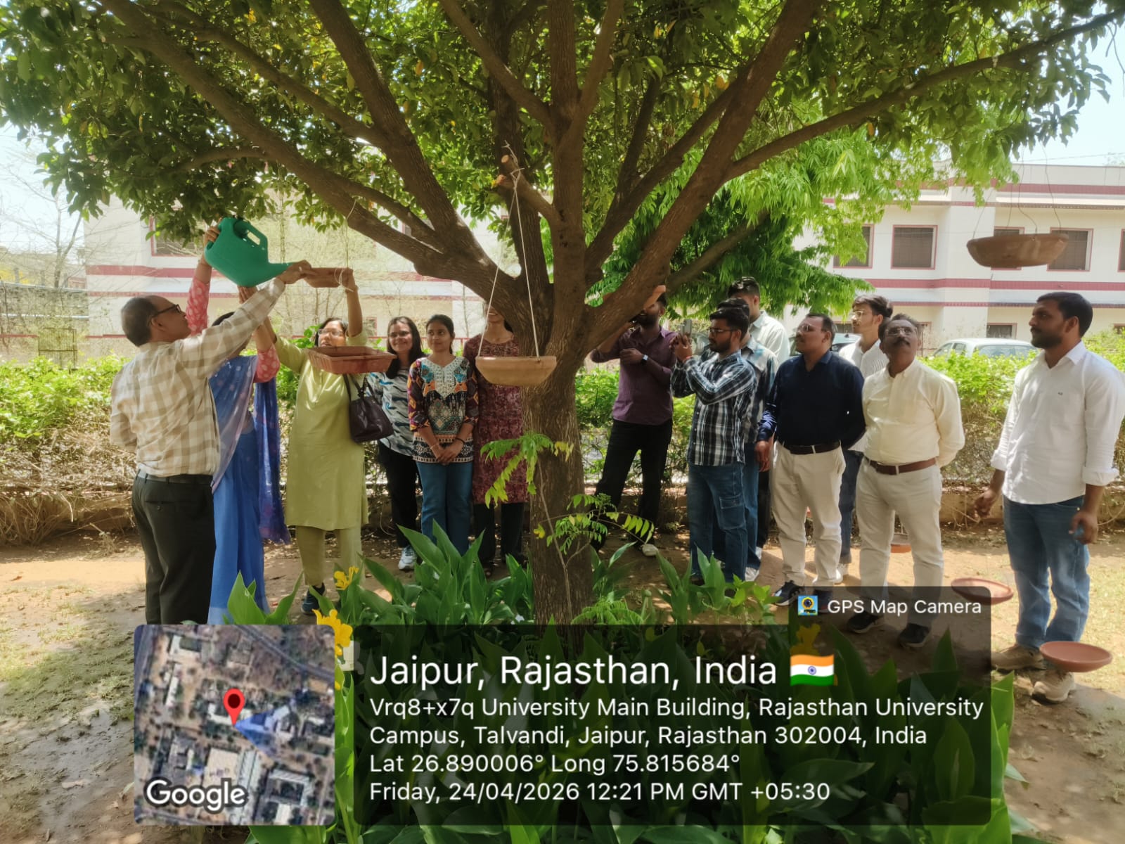 पक्षियों के लिए जल की व्यवस्था करने की सराहनीय पहल की