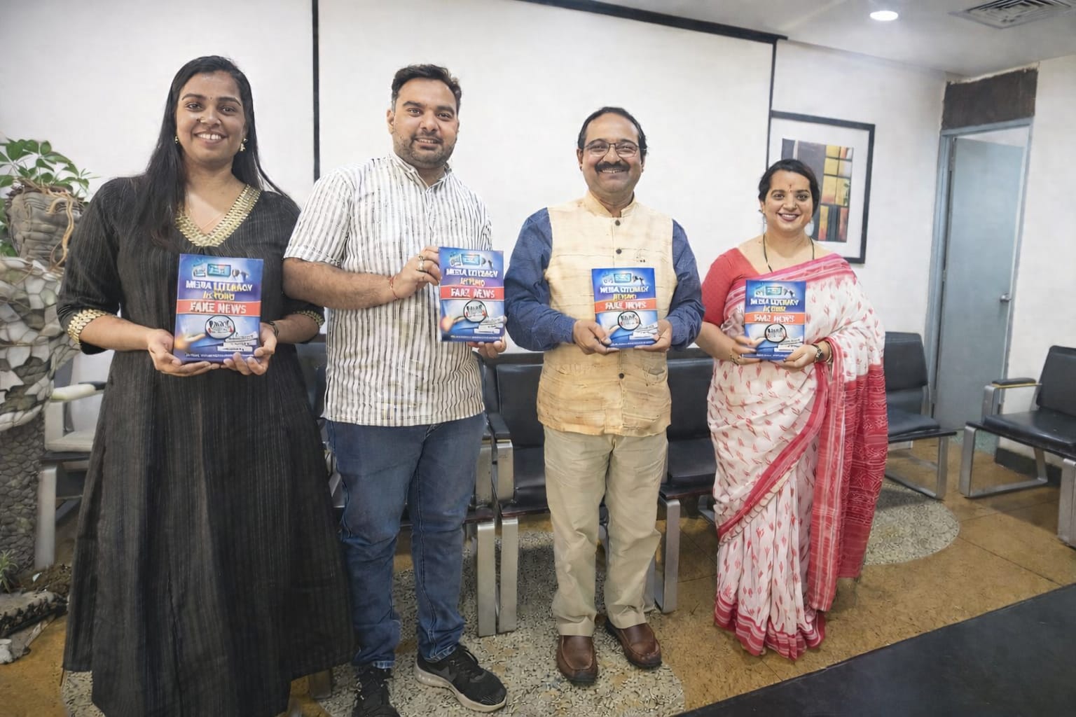 इंडिया हैबिटेट सेंटर, नई दिल्ली में ‘मीडिया लिटरेसी बियॉन्ड फेक न्यूज़’ पुस्तक का लोकार्पण, डिजिटल युग में मीडिया साक्षरता की आवश्यकता पर जोर’’