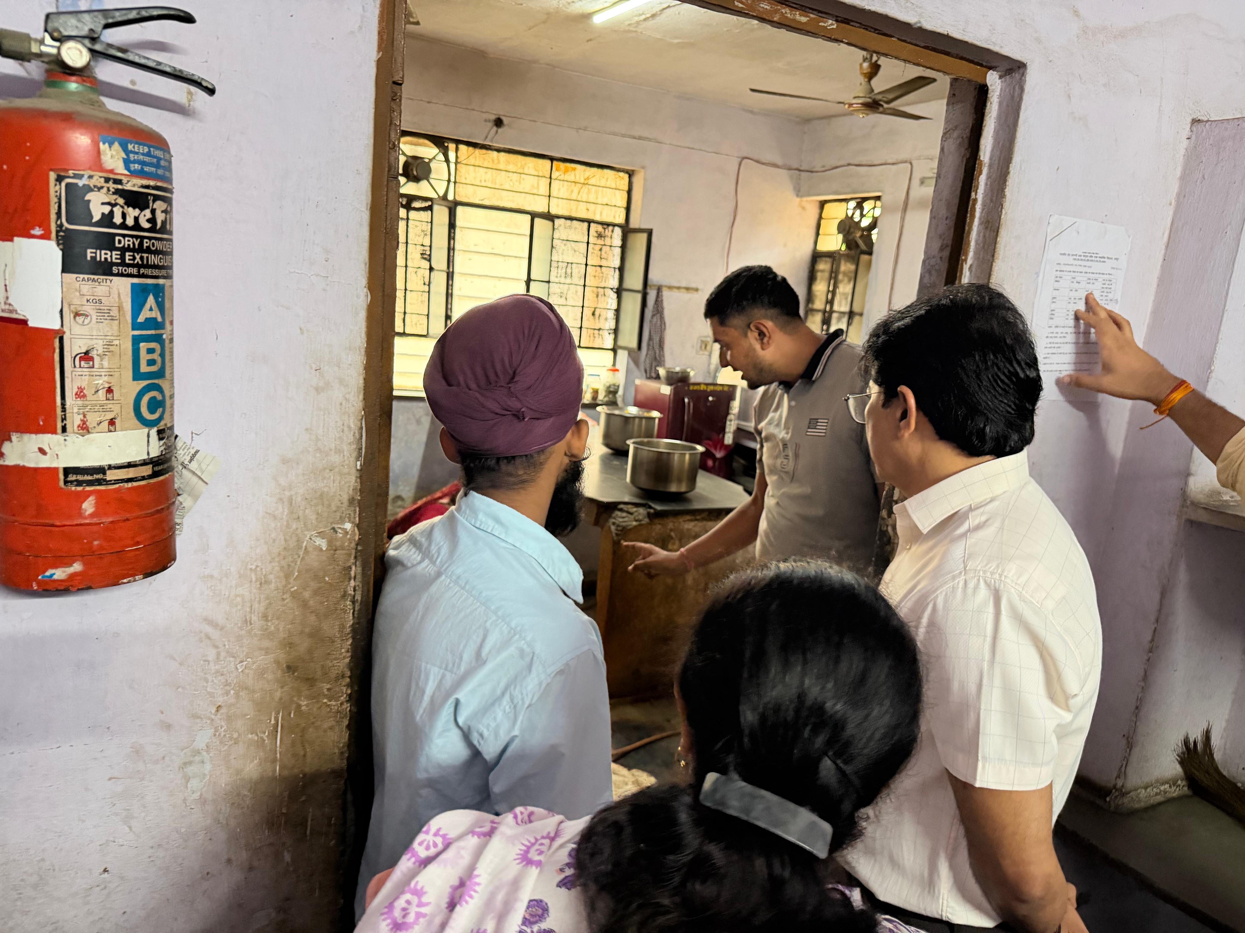 अतिरिक्त मुख्य सचिव स्कूल शिक्षा ने किया आनंदीलाल पोद्दार मूक-बधिर विद्यालय का निरीक्षण