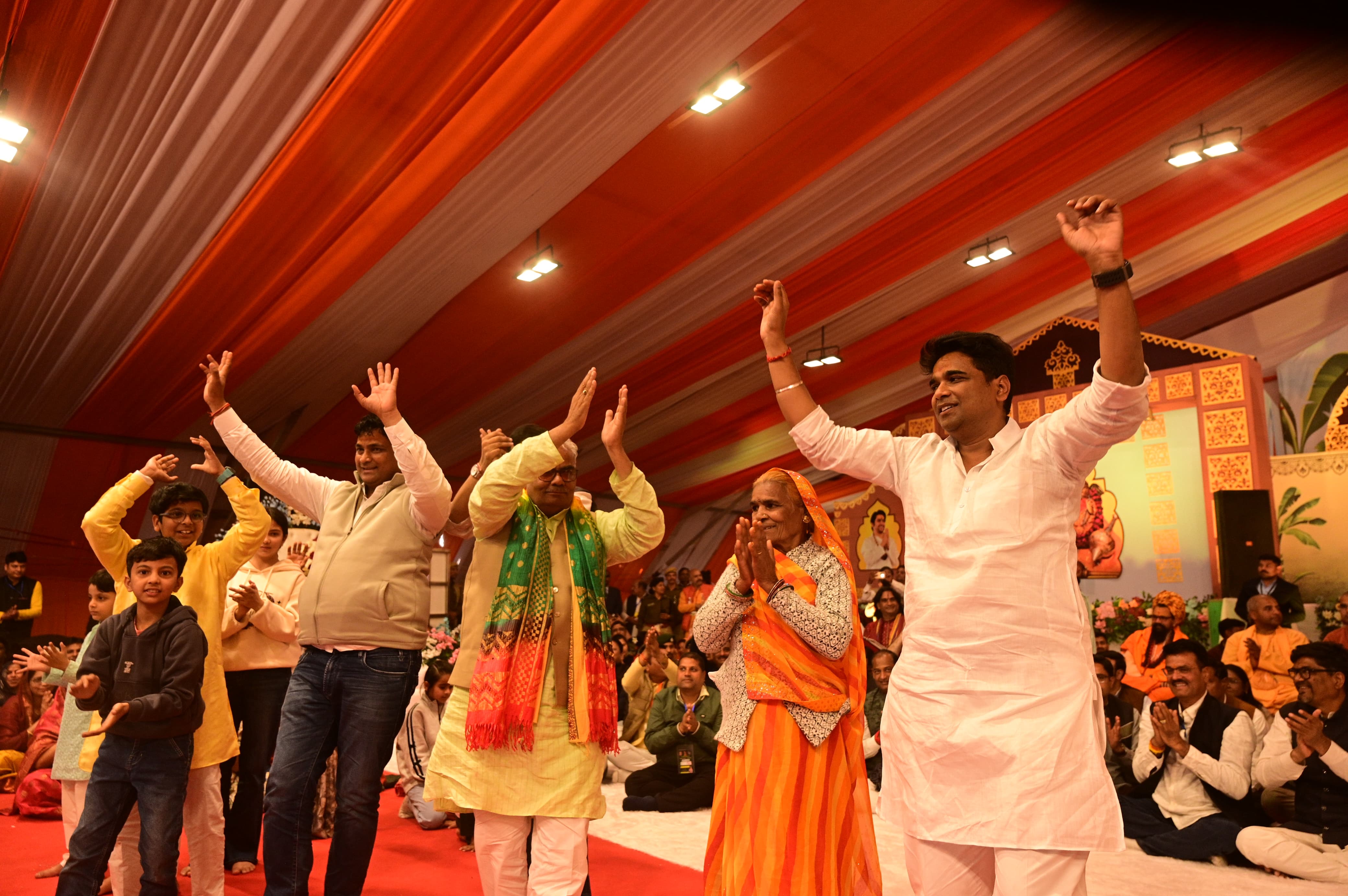 योग गुरु बाबा रामदेव और आचार्य धीरेंद्र शास्त्री पहली बार आए एक मंच पर