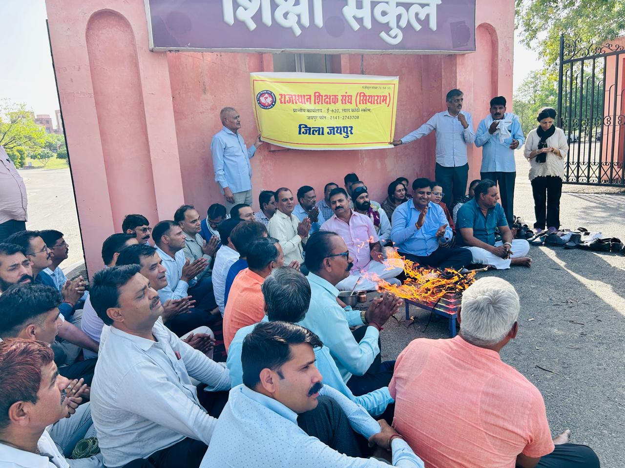 सद्बुद्धि यज्ञ व श्री हनुमान चालीसा का आयोजन शिक्षा संकुल जयपुर पर किया गया