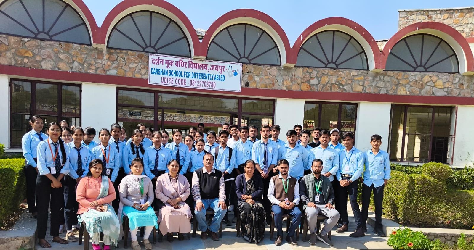 यूनिवर्सिटी ऑफ टेक्नोलॉजी, वाटिका की सामाजिक पहल: दर्शन स्पेशल स्कूल प्रतापनगर में विशेष विद्यार्थियों को नि:शुल्क जूता वितरण