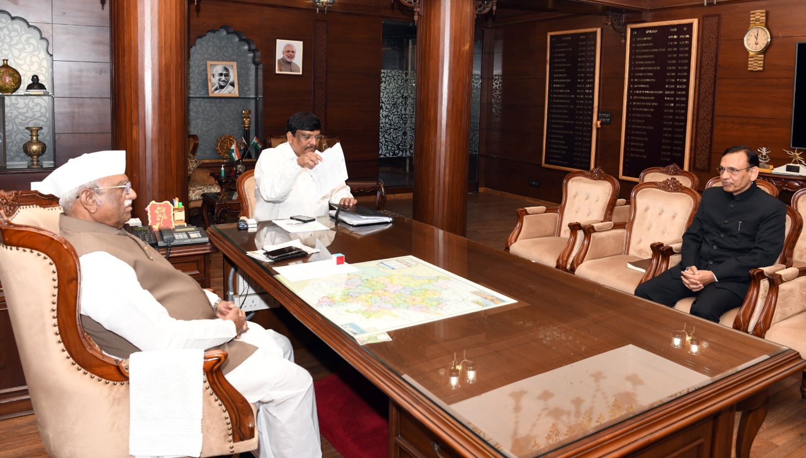 राज्यपाल से शर्मा ने की शिष्टाचार भेंट, राज्य सूचना आयुक्त शर्मा ने की राज्यपाल से मुलाकात