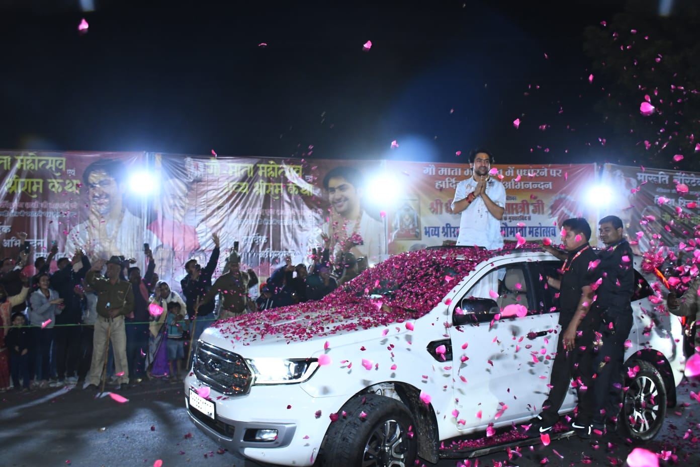 नन्नी प्रिशा ने की आचार्य धीरेन्द्र शास्त्री की अगवानी, बाबा ने किये प्रिशा के चरण स्पर्श