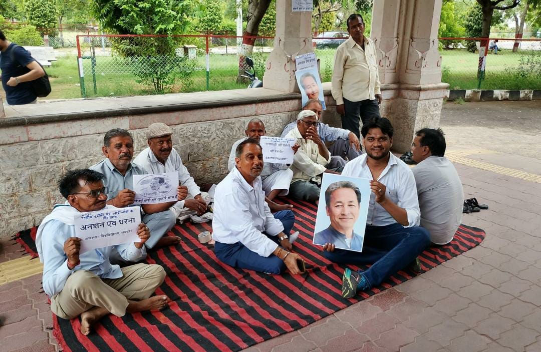 छात्र अधिकारों की लड़ाई में बड़ा कदम: जंतर-मंतर पर हुए अत्याचार के विरोध में आरयू छात्र नेता शुभम रेवाड़ राजस्थान विश्वविद्यालय में अनिश्चितकालीन भूख हड़ताल पर बैठे