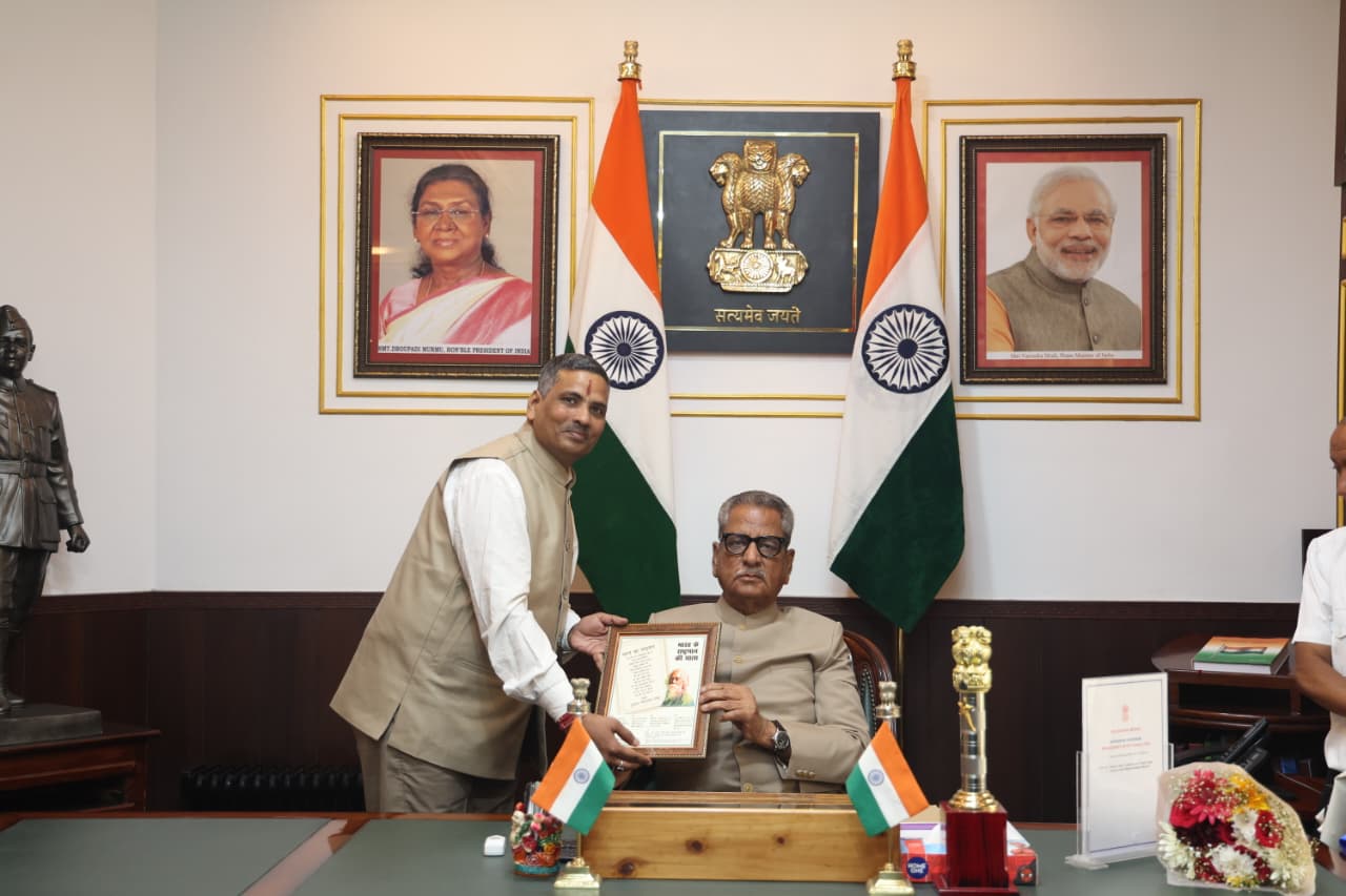 सिक्किम के राज्यपाल ओम प्रकाश माथुर के दो साल पुरे होने पर सिक्किम प्रोफेशनल यूनिवर्सिटी के कुलसचिव प्रो. रमेश कुमार रावत ने शिष्टाचार भेट कर शुभकामना दी