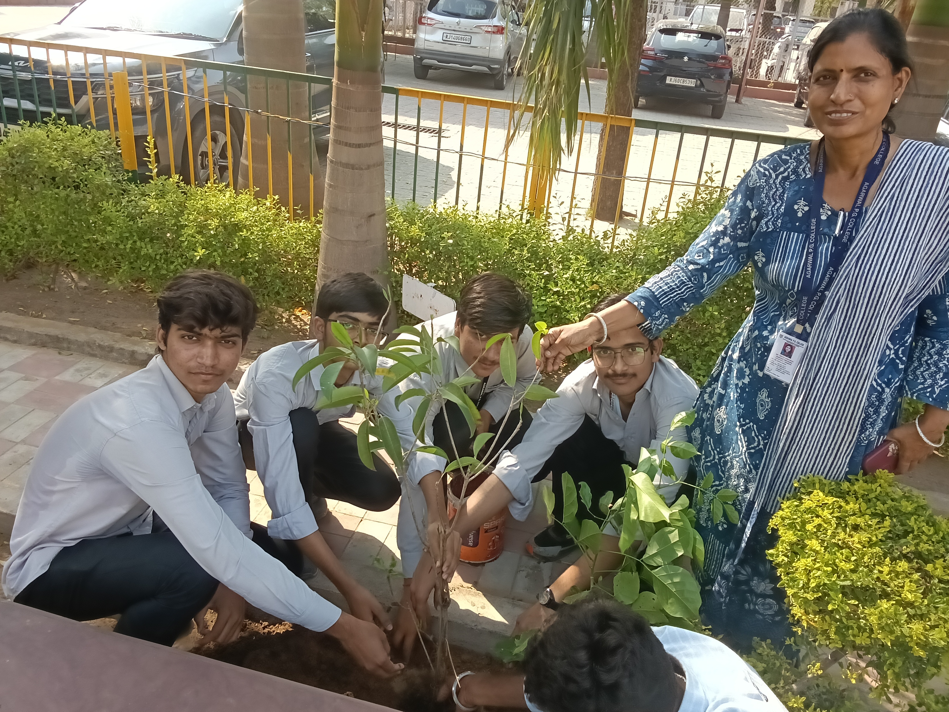 रेंजर्स एवं रोवर्स ग्रुप के छात्रों द्वारा छायादार एवं फलदार पौधारोपण कार्यक्रम आयोजित किया गया