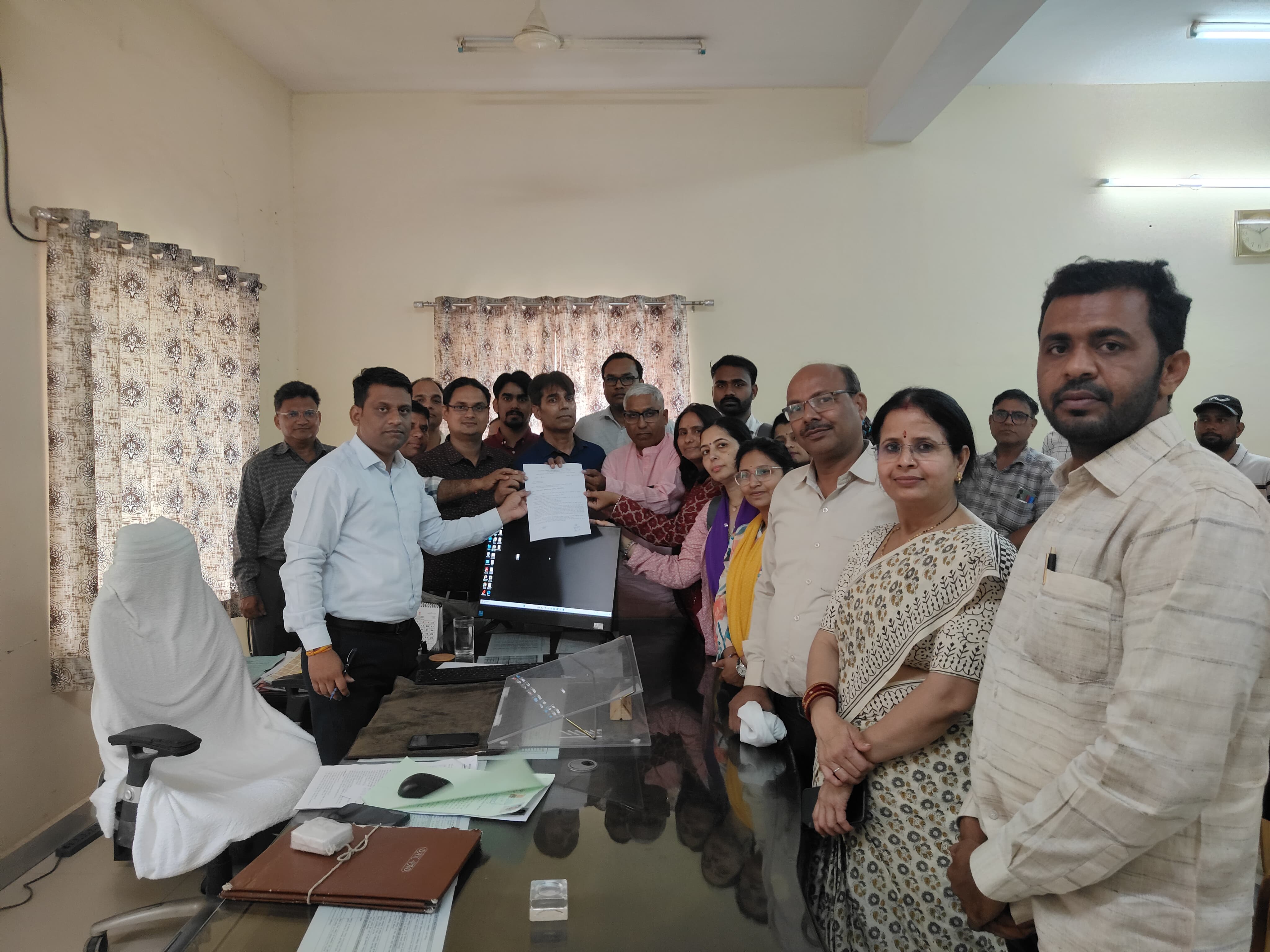 ग्रीष्मावकाश अवकाशों कटौती के विरोध में शिक्षकों ने मुख्यमंत्री के नाम से उपखंड अधिकारियों को ज्ञापन दिया