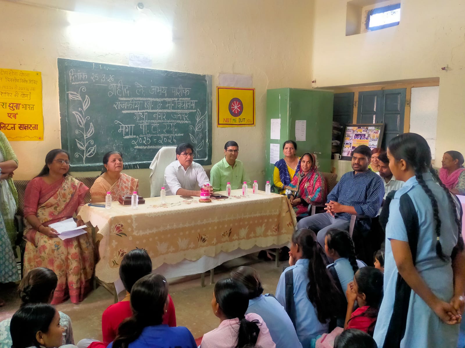 मेगा पीटीएम में दिखा उत्साह: नव प्रवेशितों का तिलक, माला और पुस्तकों से स्वागत