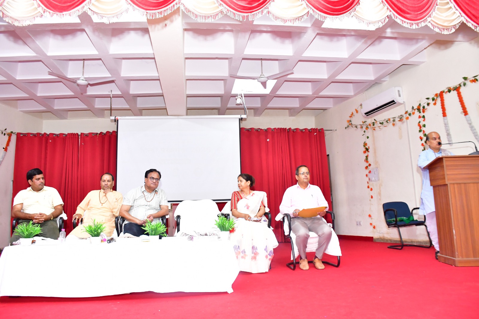 भाषा हमारे अनुभवों से बनती और बदलती है प्रेमचन्द गांधी केन्द्रीय संस्कृत विश्वविद्यालय, जयपुर परिसर में ‘भाषा, साहित्य और सिनेमा’ पर विशिष्ट व्याख्यान