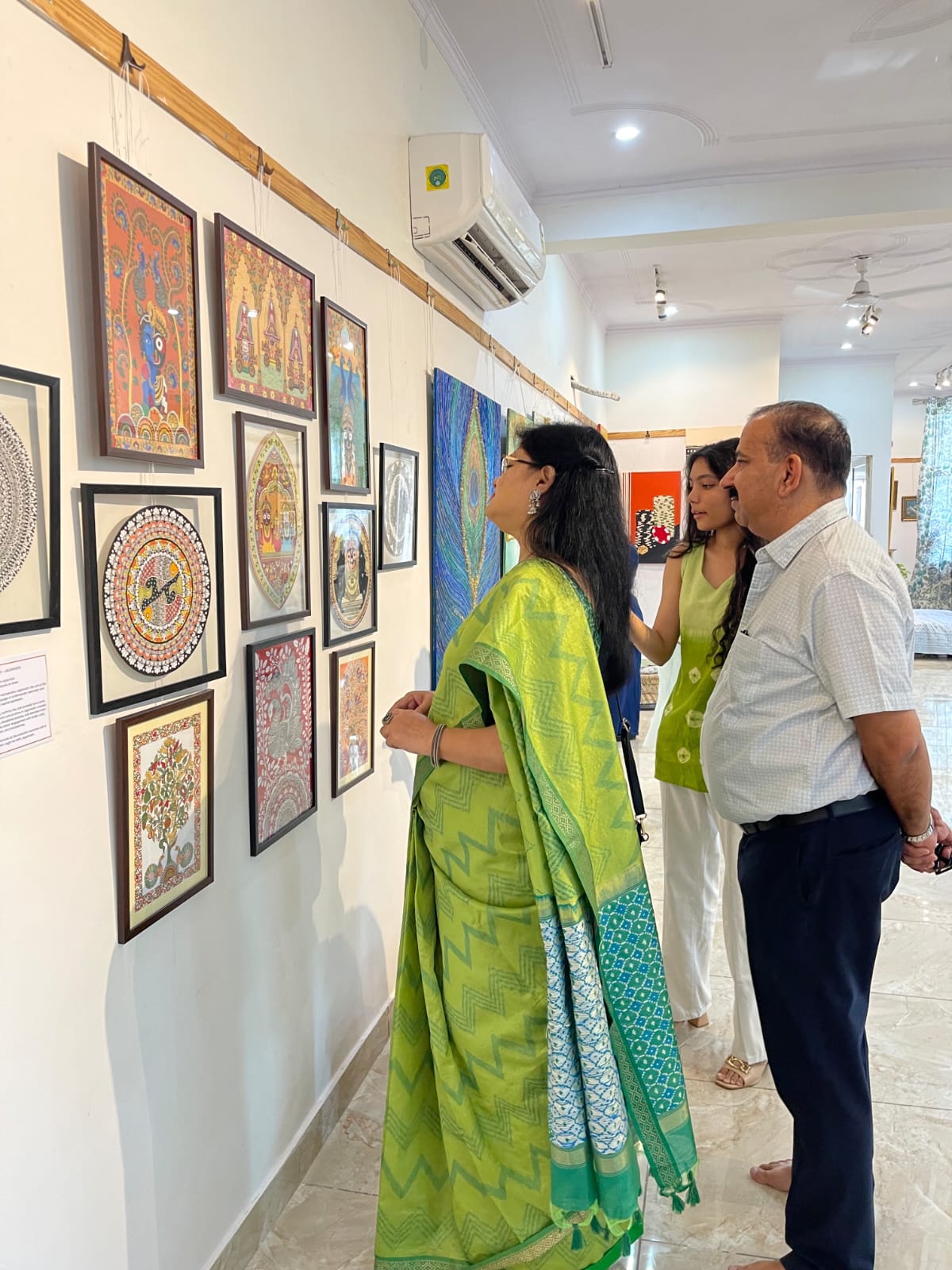 मंडला आर्ट गैलरी में 'नवकृति 5' का भव्य शुभारंभ, पहले ही दिन उमड़ी कला प्रेमियों की भीड़