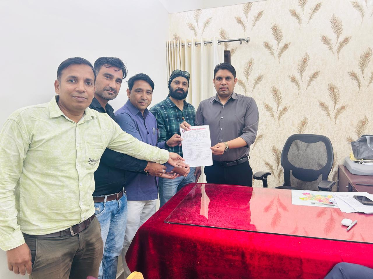 ग्रीष्मावकाश अवकाशों कटौती के विरोध में शिक्षकों ने मुख्यमंत्री के नाम से उपखंड अधिकारियों को ज्ञापन दिया