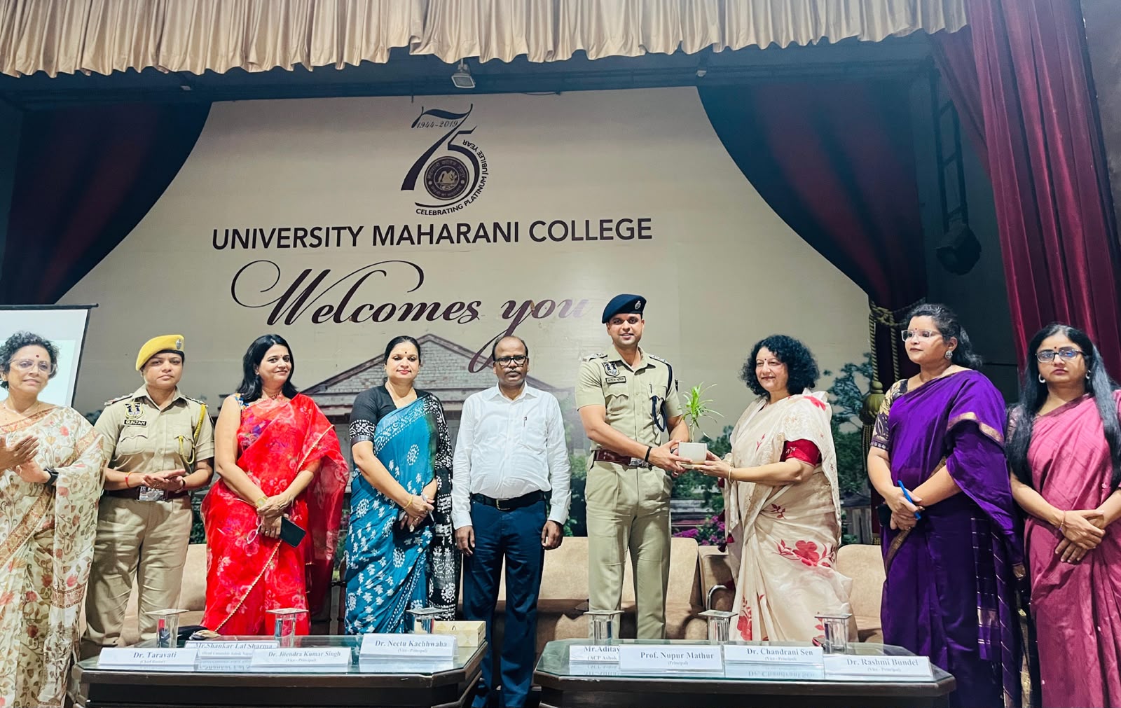 महारानी महाविद्यालय में ओरिएंटेशन और महिला सुरक्षा जागरूकता कार्यक्रम आयोजित