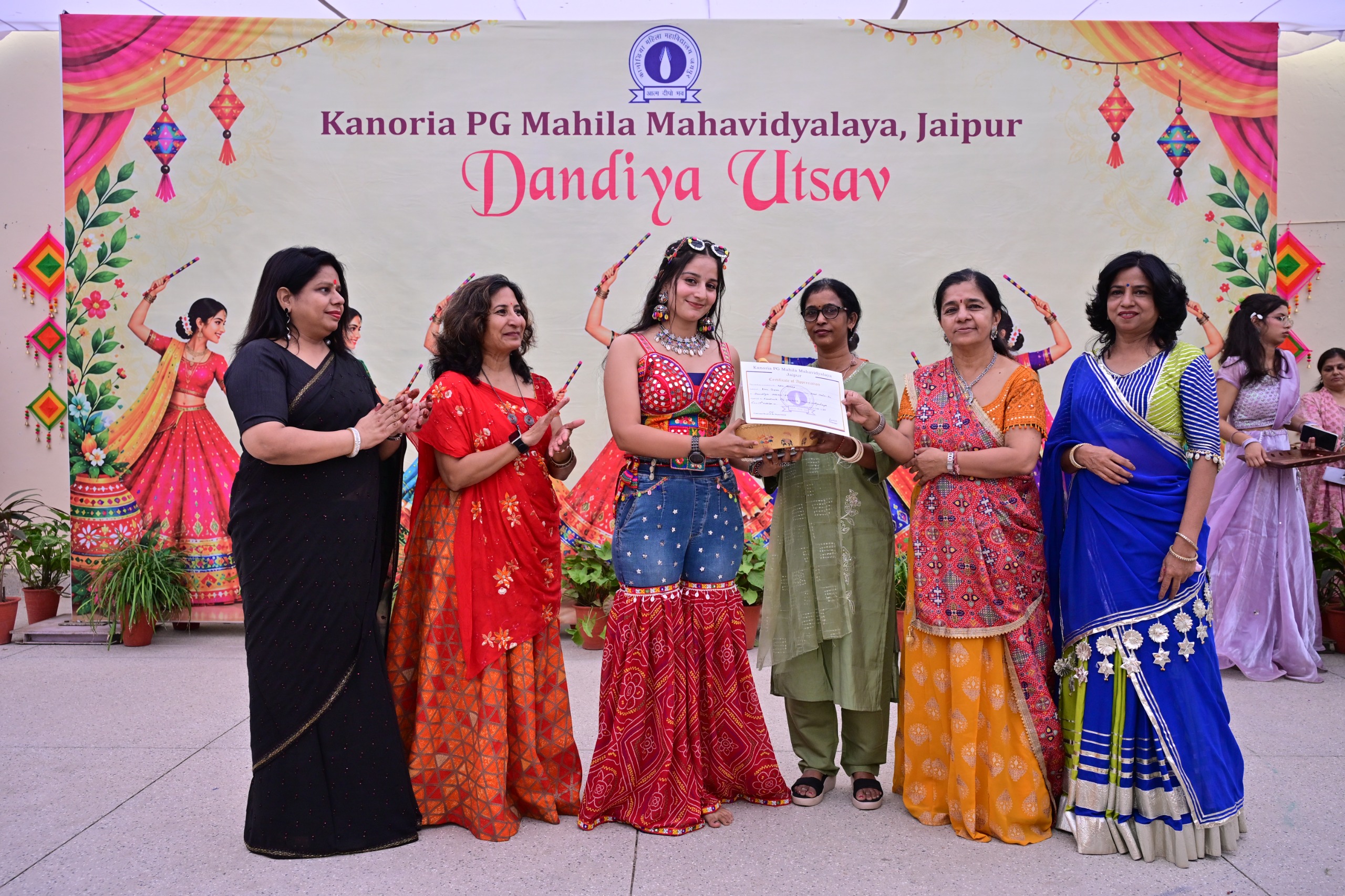 कानोड़िया पीजी महिला महाविद्यालय में डांडिया की धूम, 2000 छात्राओं ने गरबा-डांडिया से बांधा समां