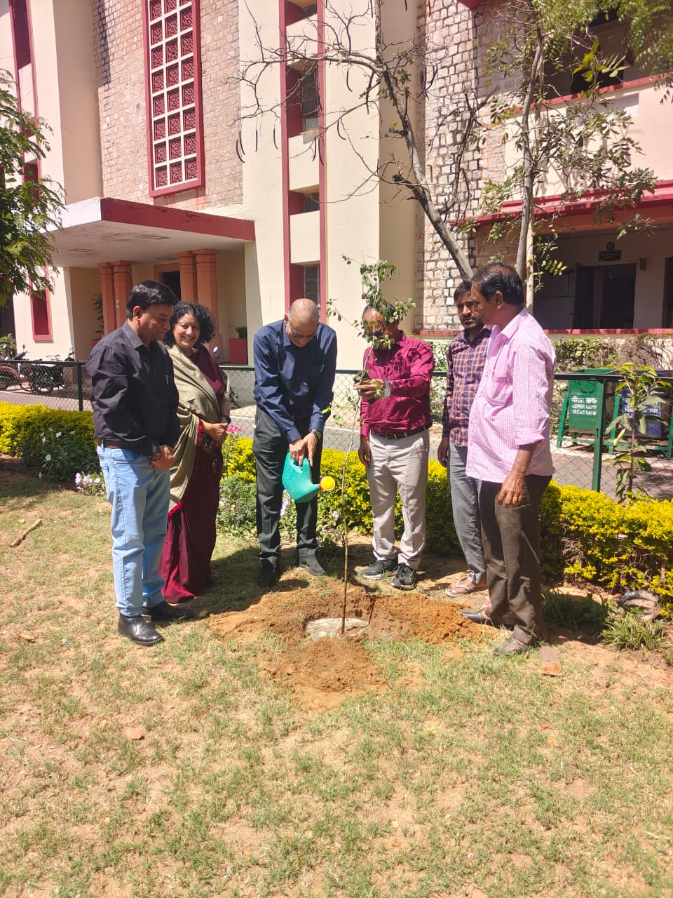 राजस्थान विश्वविद्यालय: प्राणी शास्त्र विभाग में 'वंदे मातरम @150' के तहत वृक्षारोपण एवं संगोष्ठी आयोजित