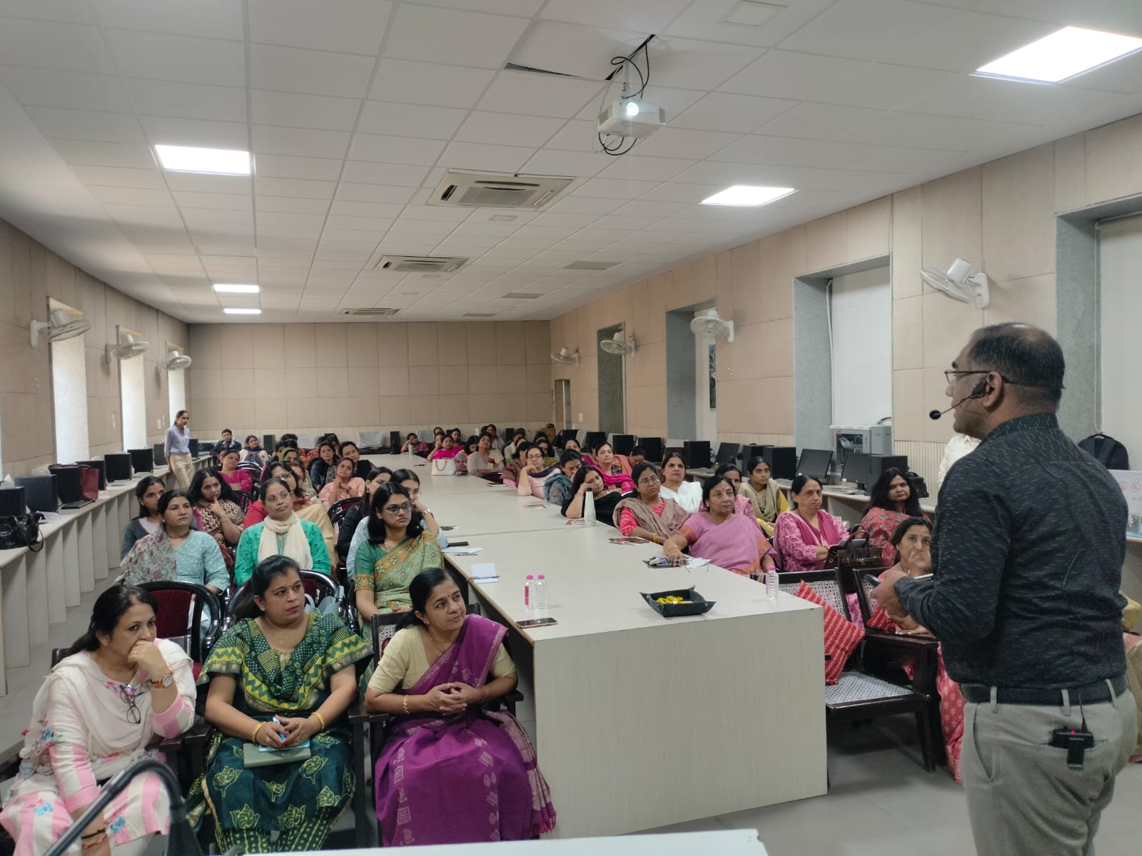 फाइनेंशियल इंडिपेंडेंसः एमपावरिंग वूमेन पर संवाद