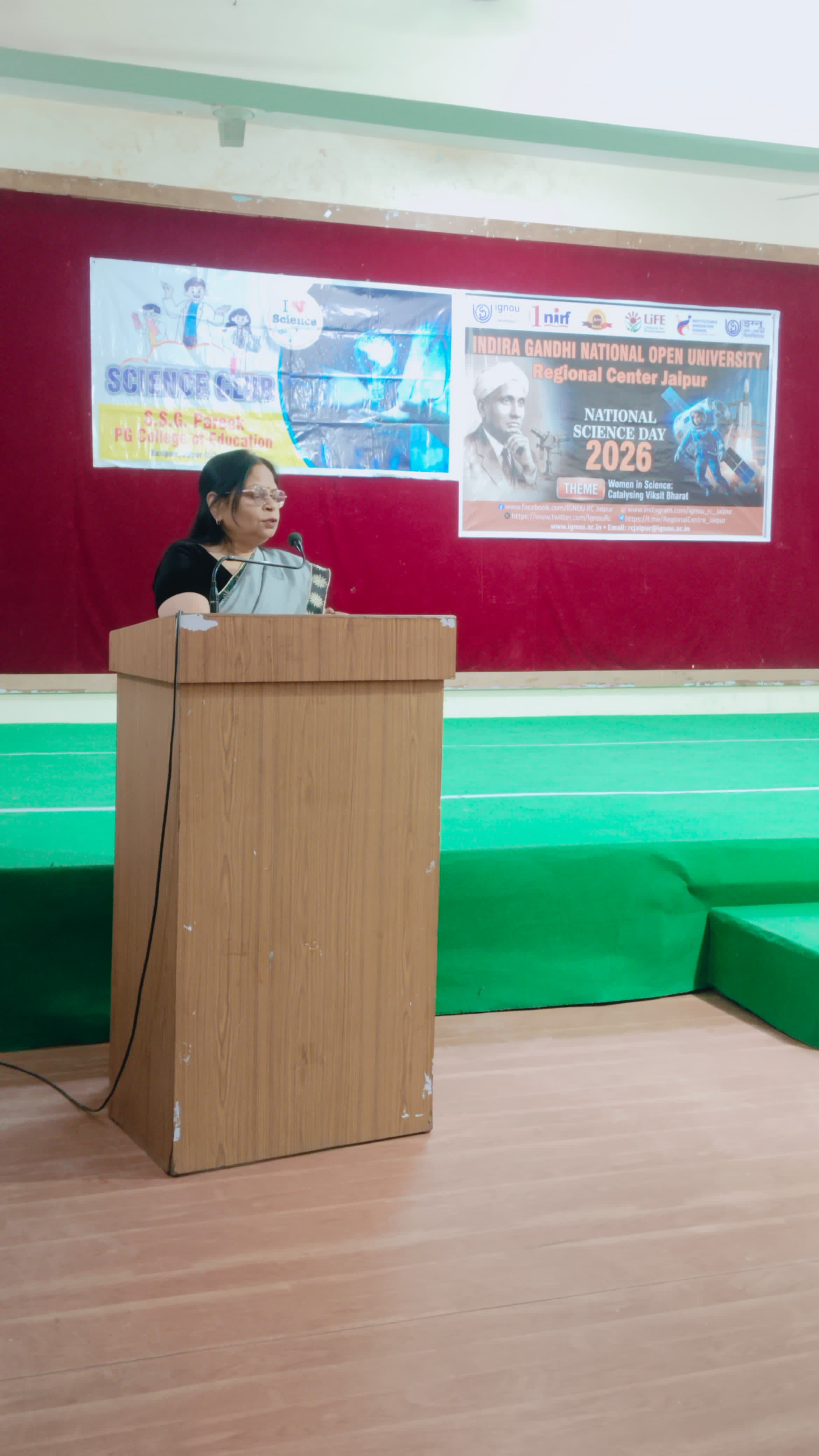 रोजमर्रा की जिंदगी में वैज्ञानिक सोच को तुरंत या शीघ्रता से अपनाना आसान नहीं है; यह एक समय लेने वाली प्रक्रिया है जिसे विज्ञान शिक्षा, वैज्ञानिक चर्चा और तर्कसंगत चिंतन के माध्यम से लागू और पूरा किया जा सकता है: - डॉ. कमलेश मीना