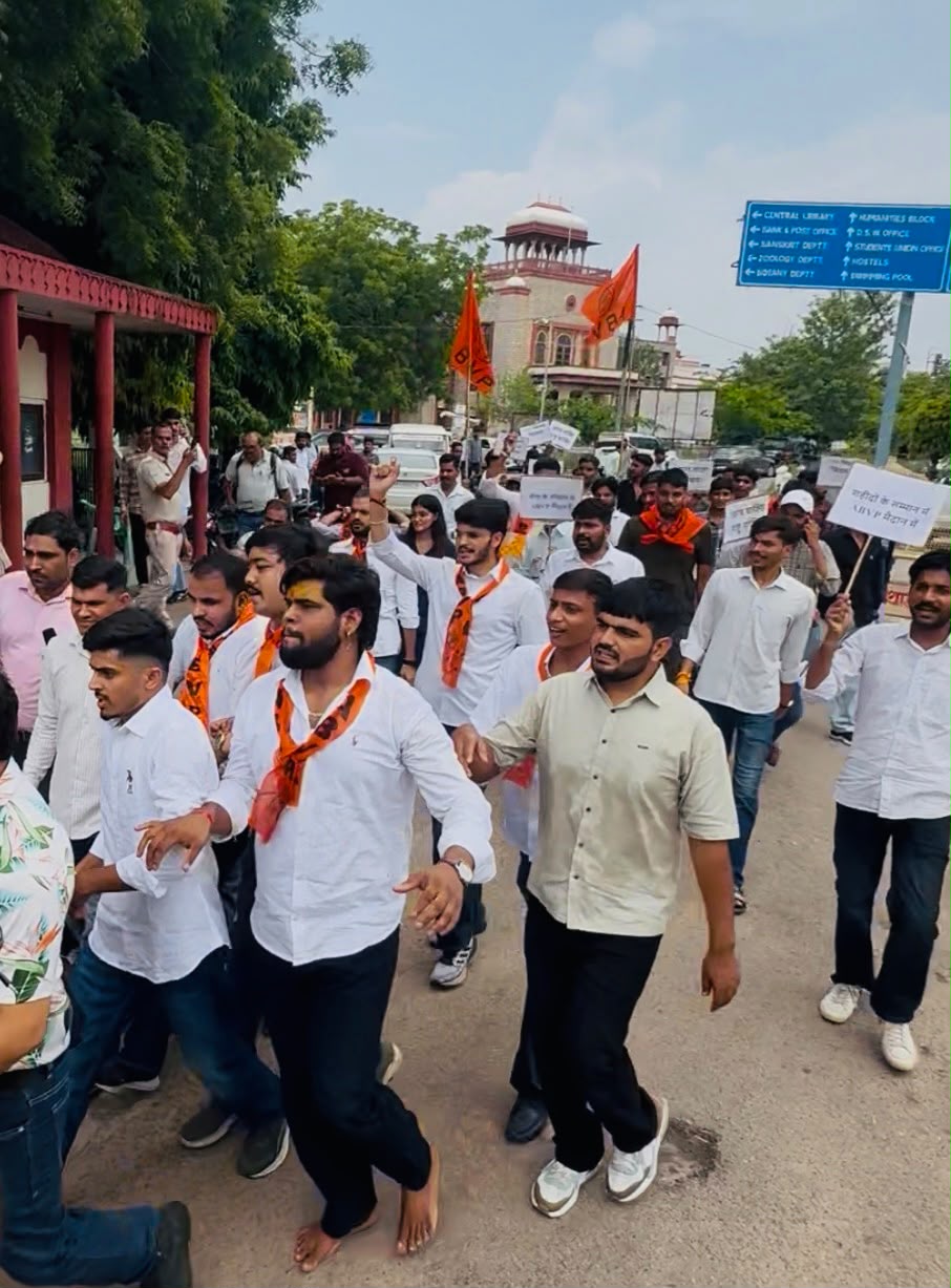 राजस्थान विश्वविद्यालय गेट पर एबीवीपी का जैसलमेर के कोतवाली थाना अधिकारी को निलंबन करने की मांग को लेकर उग्र प्रदर्शन