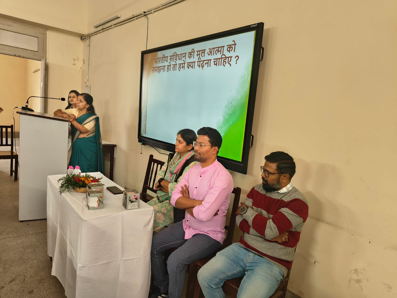 छात्राओं को “संविधान“ नामक डॉक्यूमेंट्री दिखाई