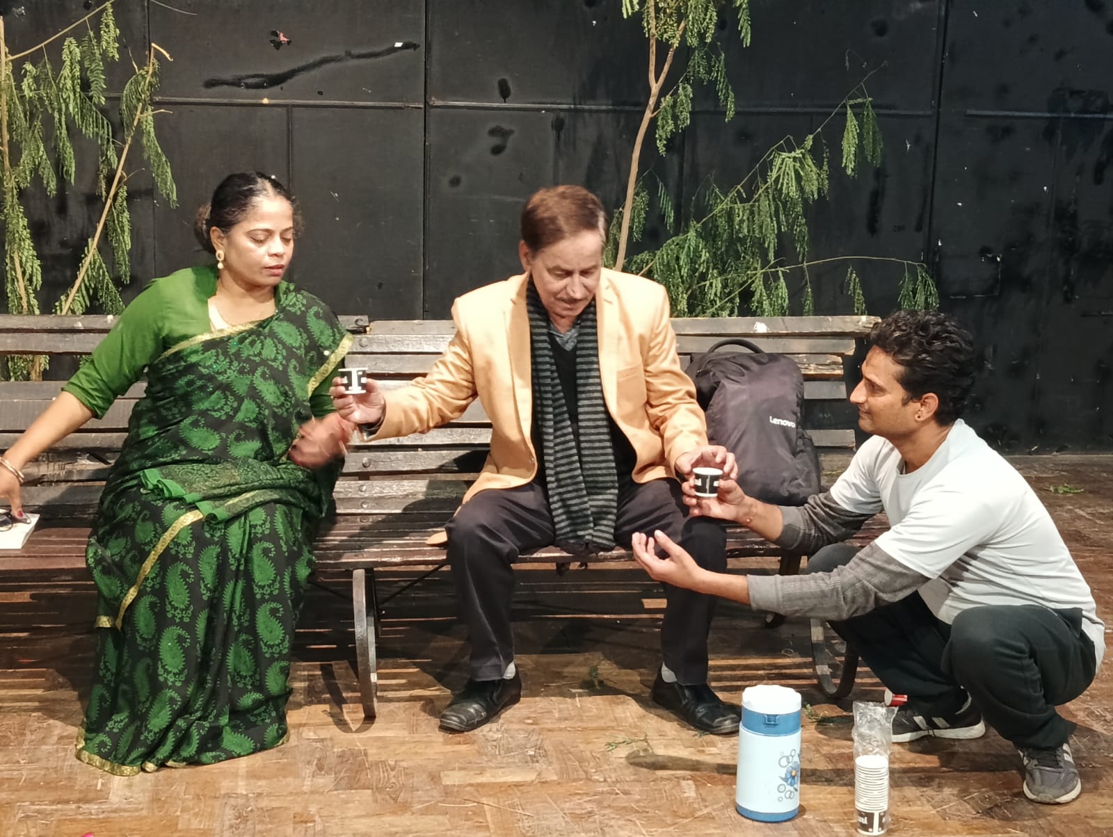 "अधूरे पन्ने -पूरी कहानी" नाटक का मंचन