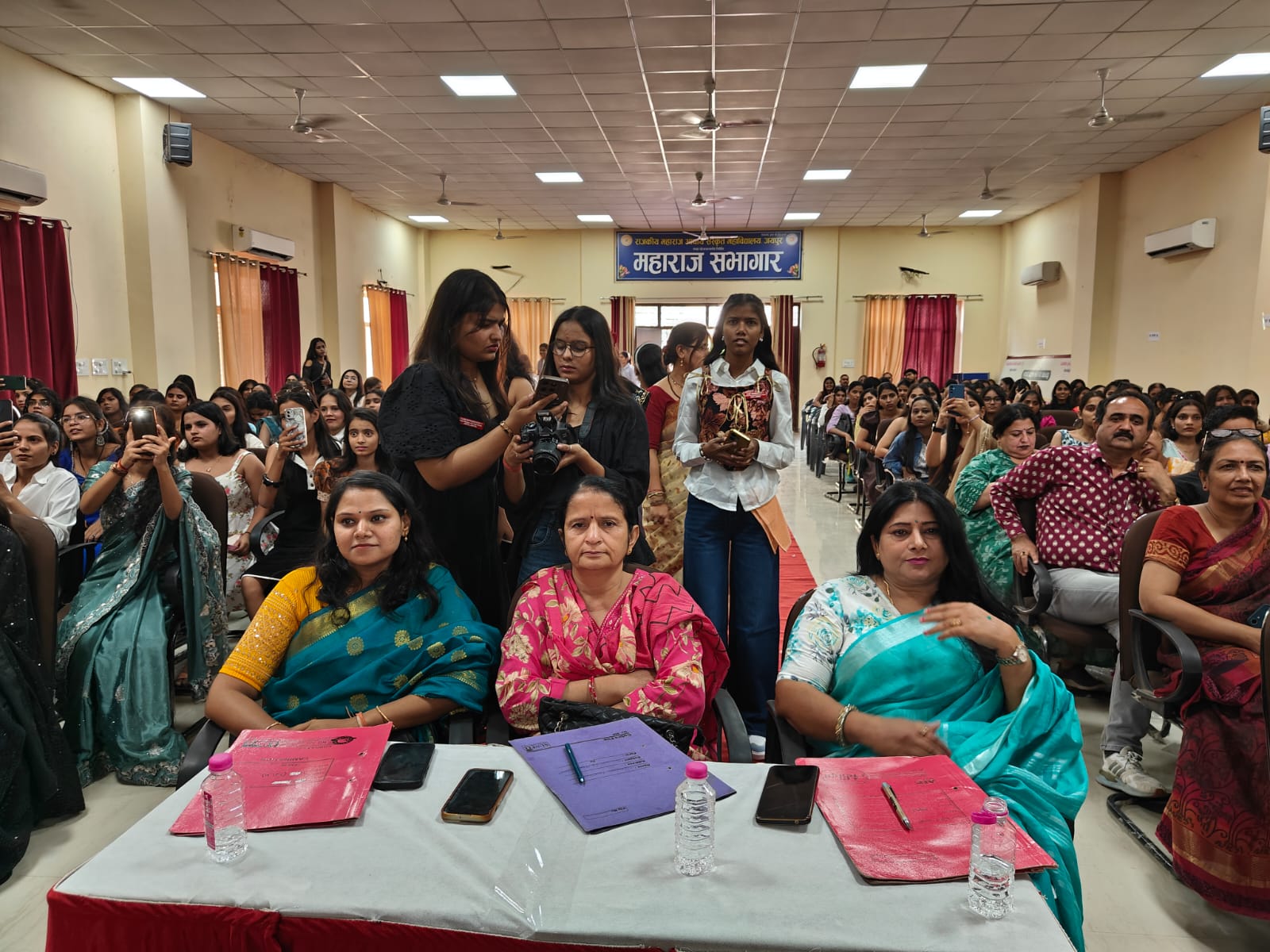 आरोही-2026 में छात्राओं ने जमाया रंग; कनक बारी बनीं मिस फ्रेशर