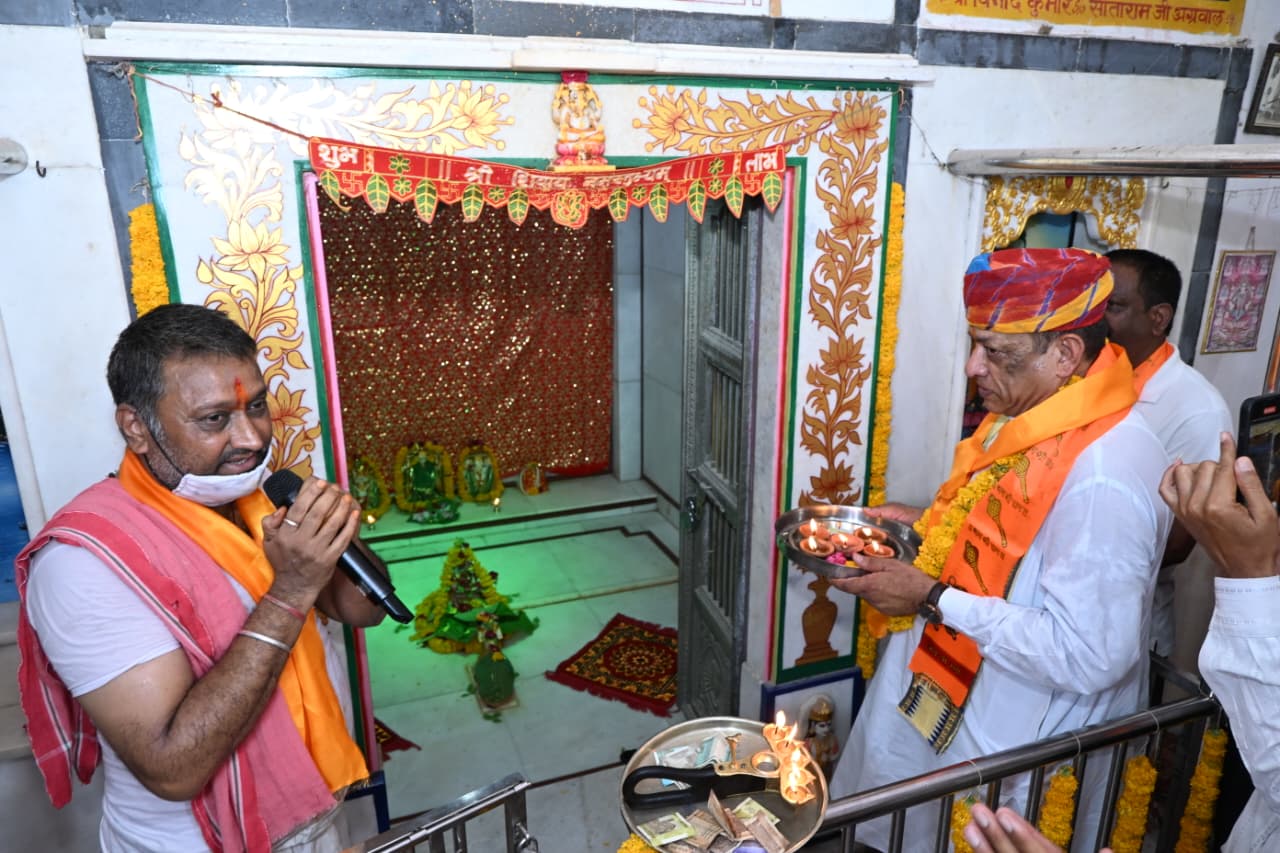 केंद्र सरकार के सफल 12 वर्ष पूरे होने के ऐतिहासिक अवसर पर देवस्थान मंत्री जोराराम कुमावत ने भगवान शिव का किया अभिषेक