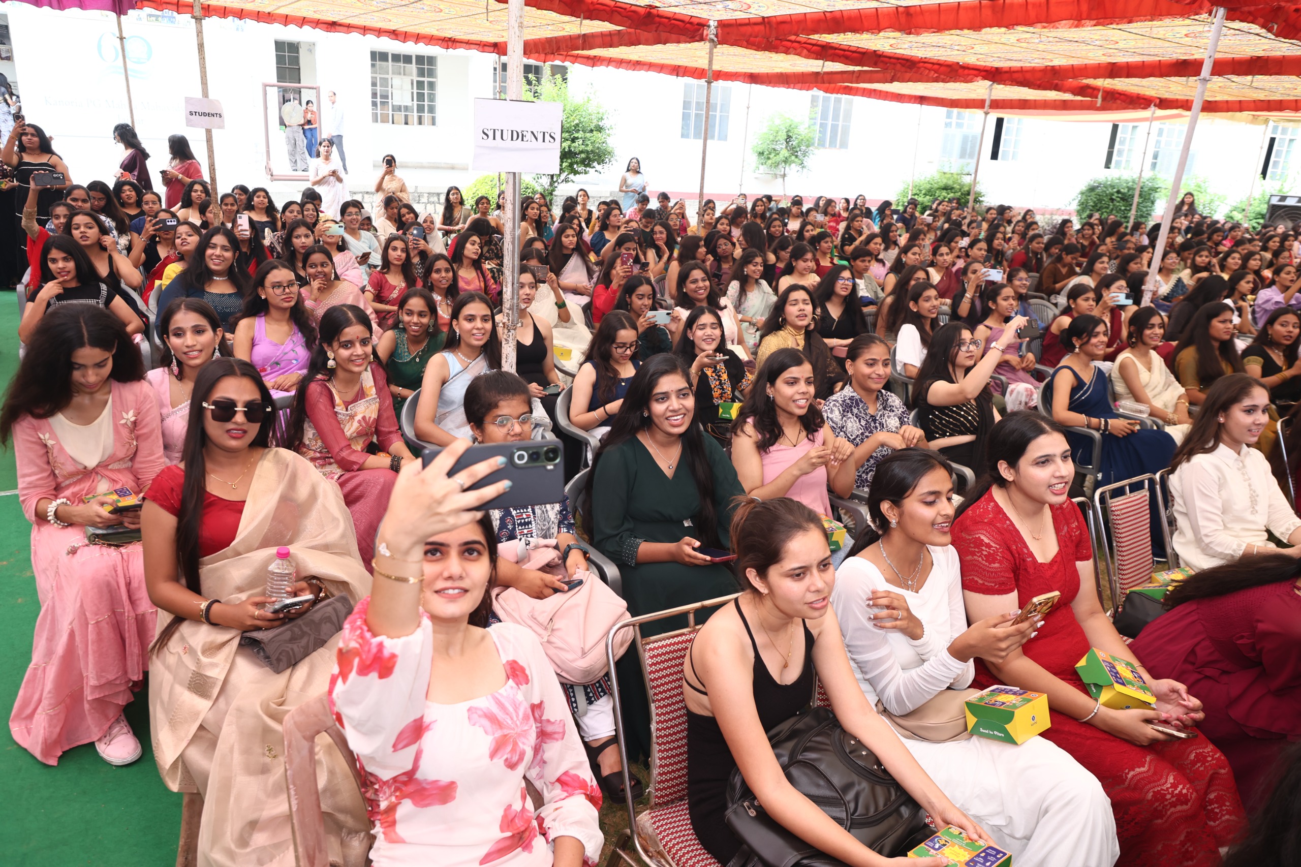 फ्रेशर्स 2026-युवा ऊर्जा का संगम, छात्राओं ने एक से बढ़कर एक रंगारंग प्रस्तुत किया डांस सहित अन्य कार्यक्रम