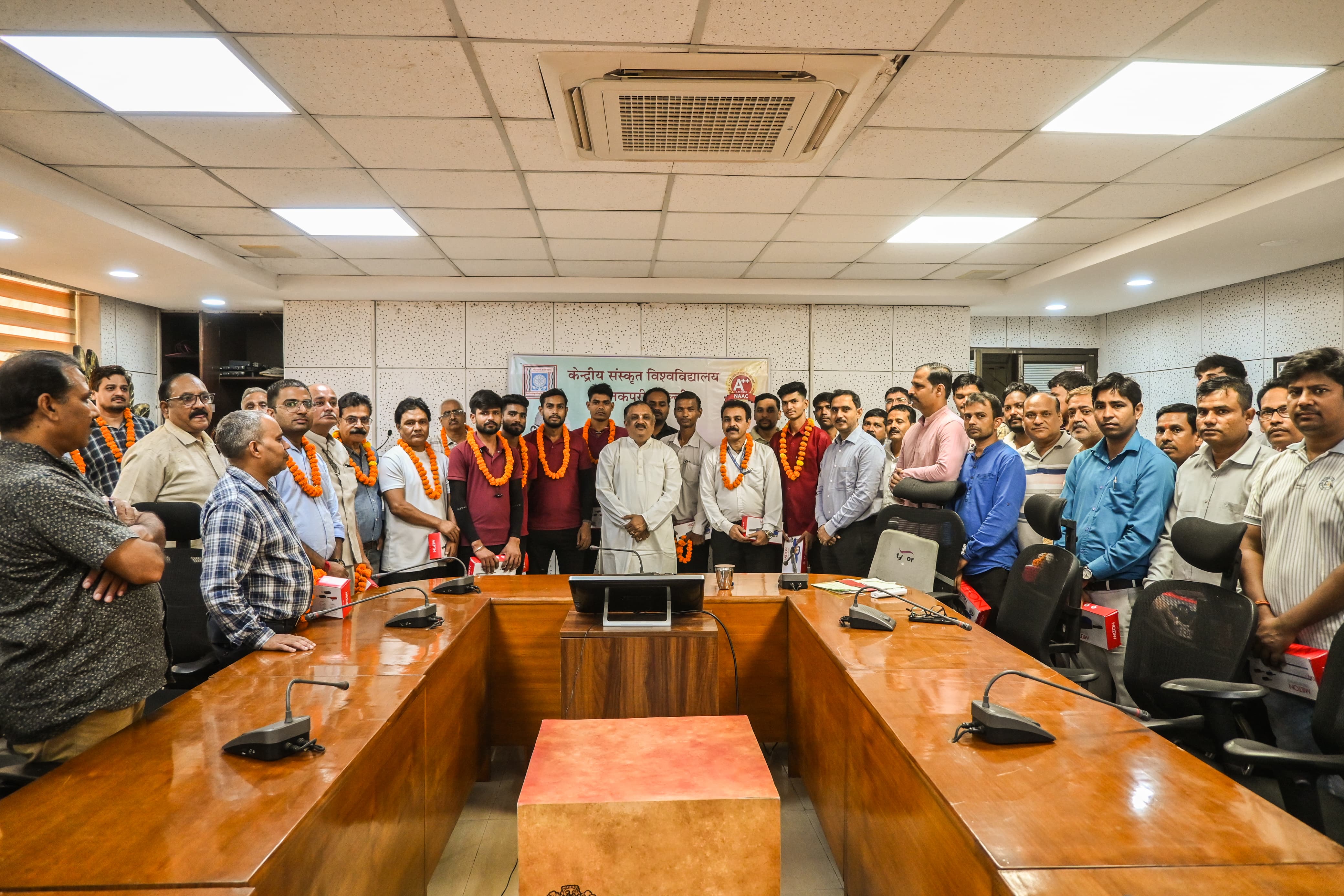 गांधी-शास्त्री जयंती पर स्वच्छता कर्मियों का सम्मान सीएसयू में स्वच्छता अभियान के साथ डोर-टू-डोर जागरूकता, सेवा एवं श्रमदान को दिया बढ़ावा