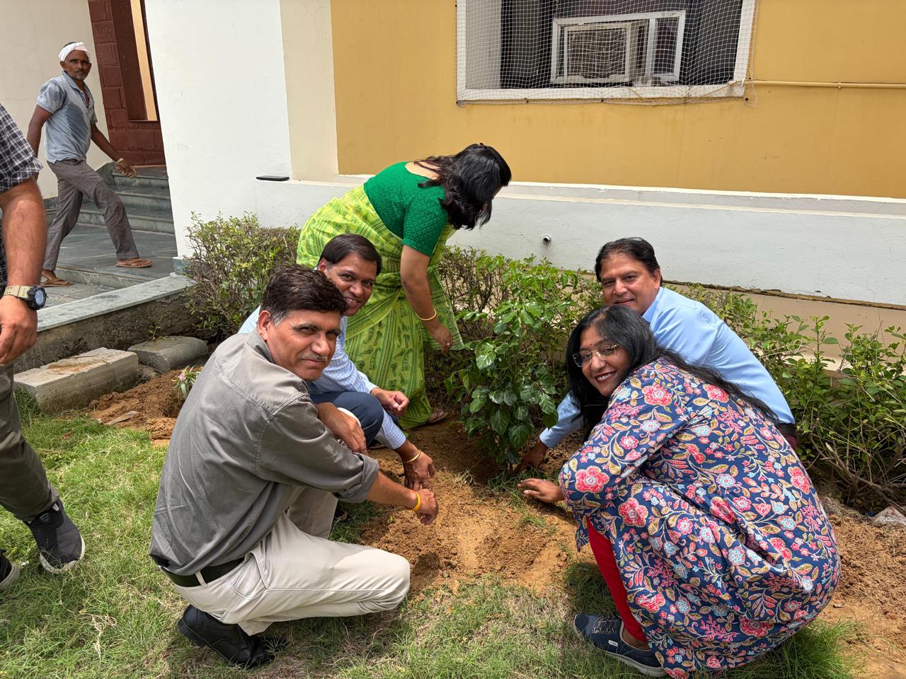 दैनिक भास्कर के 75 लाख पौधारोपण अभियान के तहत यूनिवर्सिटी ऑफ टेक्नोलॉजी में 50 पौधों का रोपण