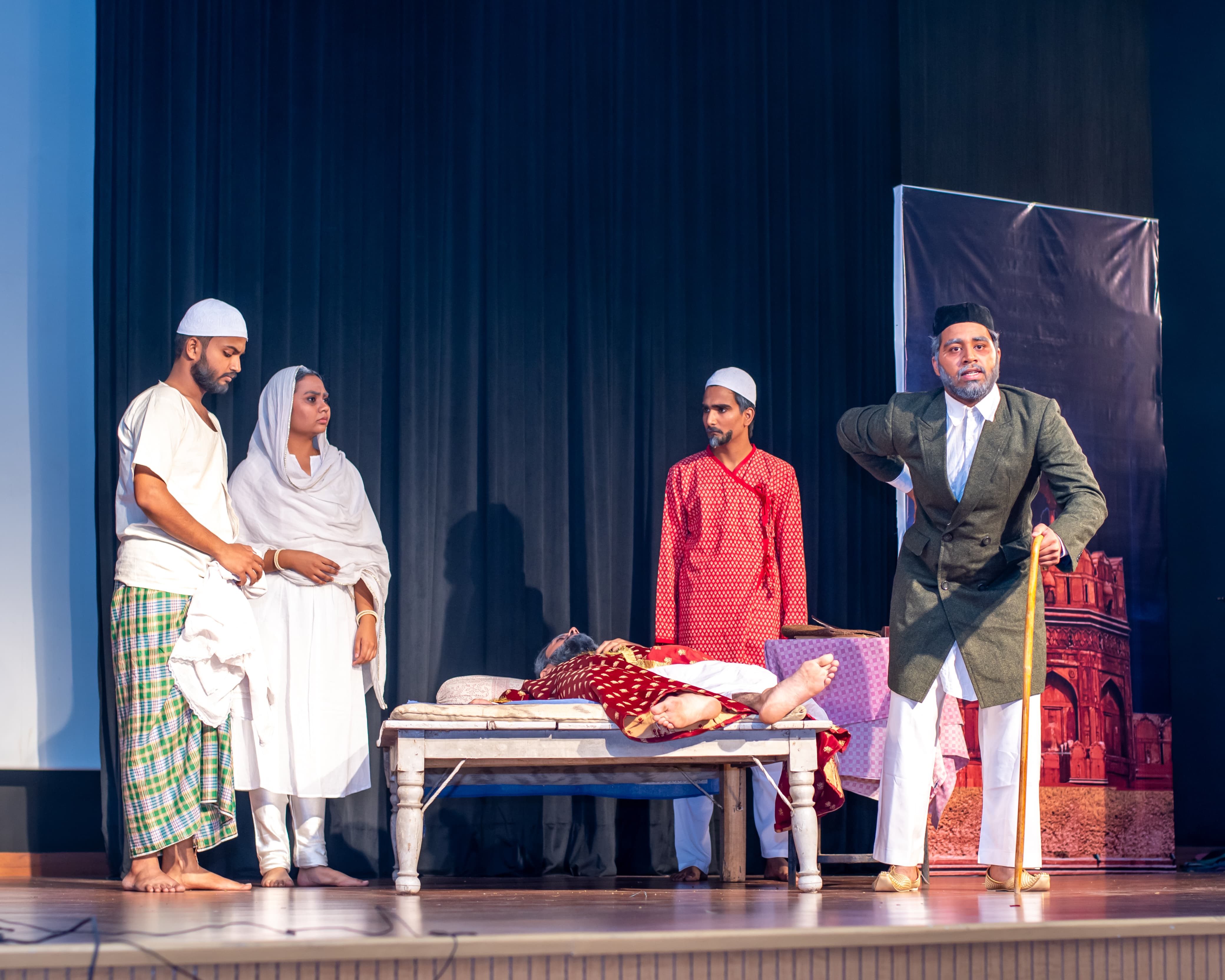 यह मंचन ग़ालिब को सिर्फ़ दिखाता नहीं, बल्कि ग़ालिब की नज़र से उनकी अपनी दास्तान महसूस करवाता है – 1857 ग़ालिब