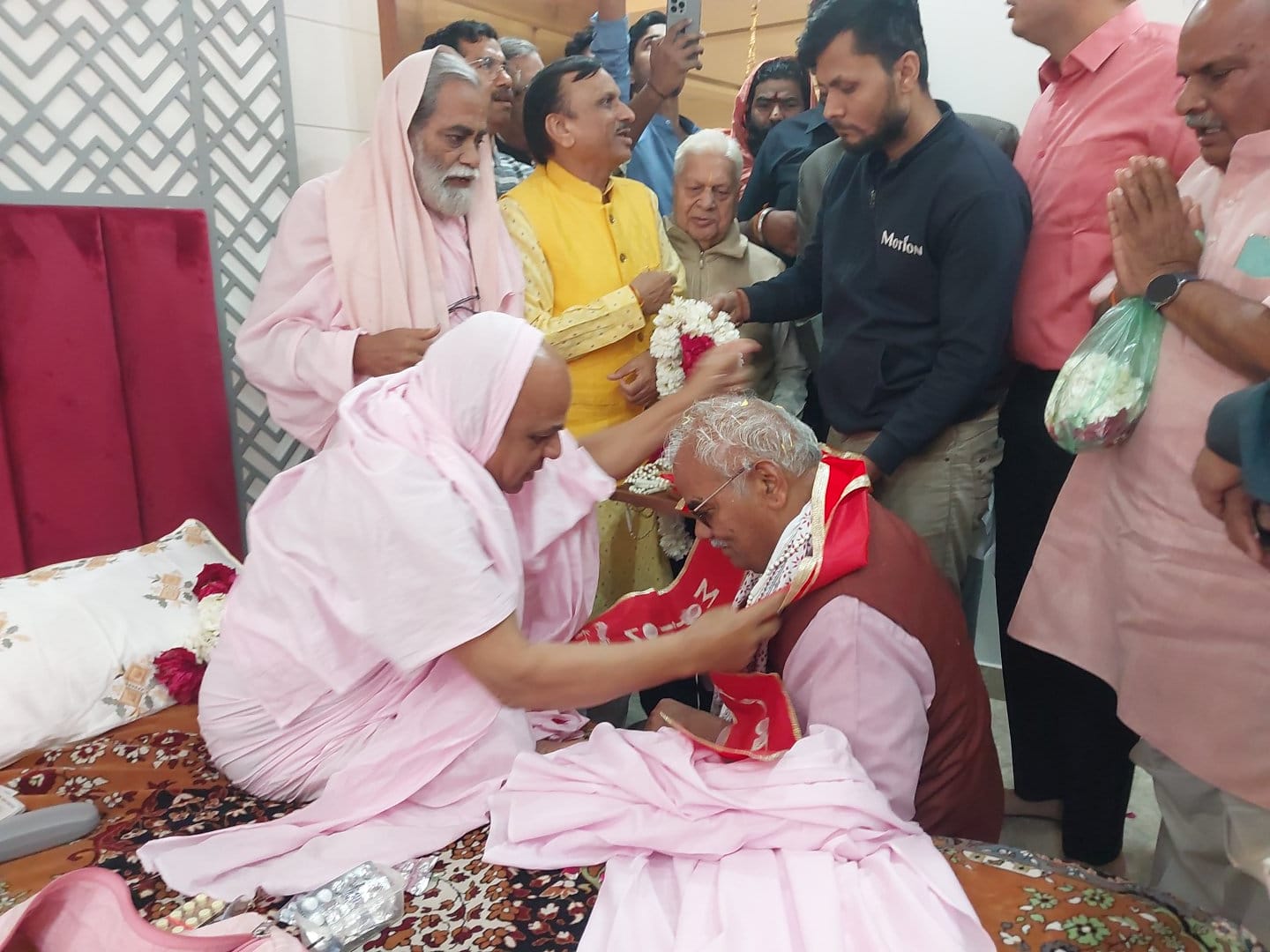 जगतगुरु रामदयाल जी महाराज पहुंचे कोटा, शिक्षा मंत्री मदन दिलावर ने लिया आशीर्वाद,चेचट मे कार्यक्रम के लिए रवाना