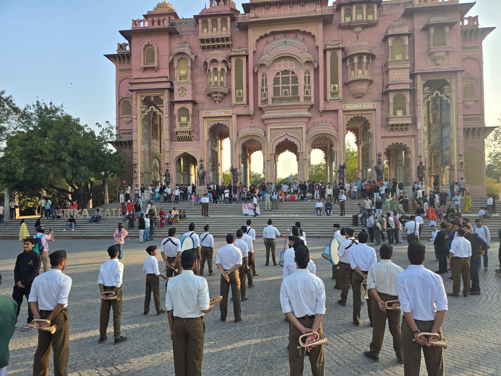 महाशिवरात्रि पर अखिल भारतीय घोष दिवस: पत्रिका गेट पर गूंजा राष्ट्रभक्ति का घोष