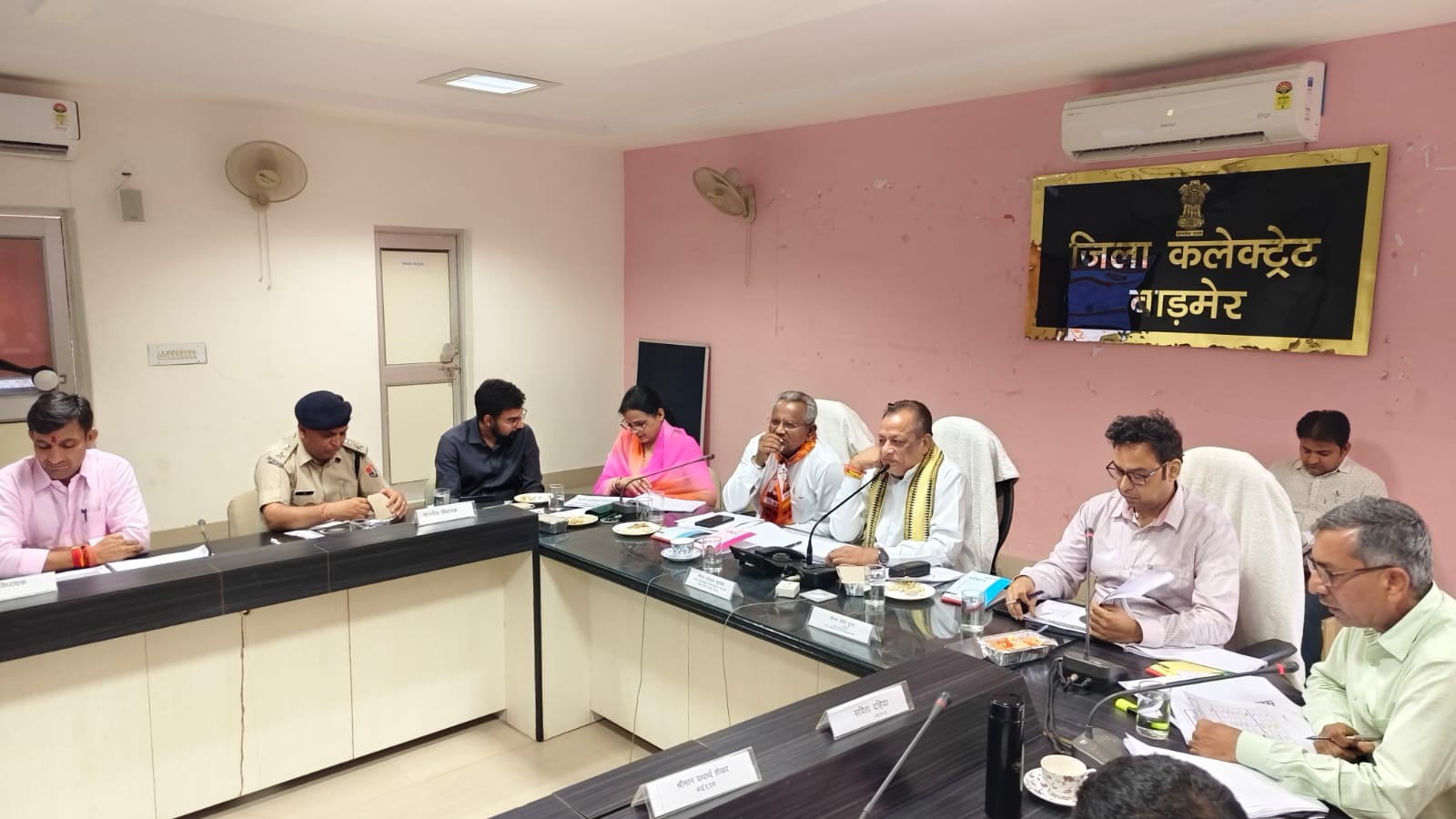 फ्लैगशिप योजनाओं, बजट घोषणाओं एवं ग्रीष्मकालीन जल प्रबंधन की तैयारियों पर दिया जोर