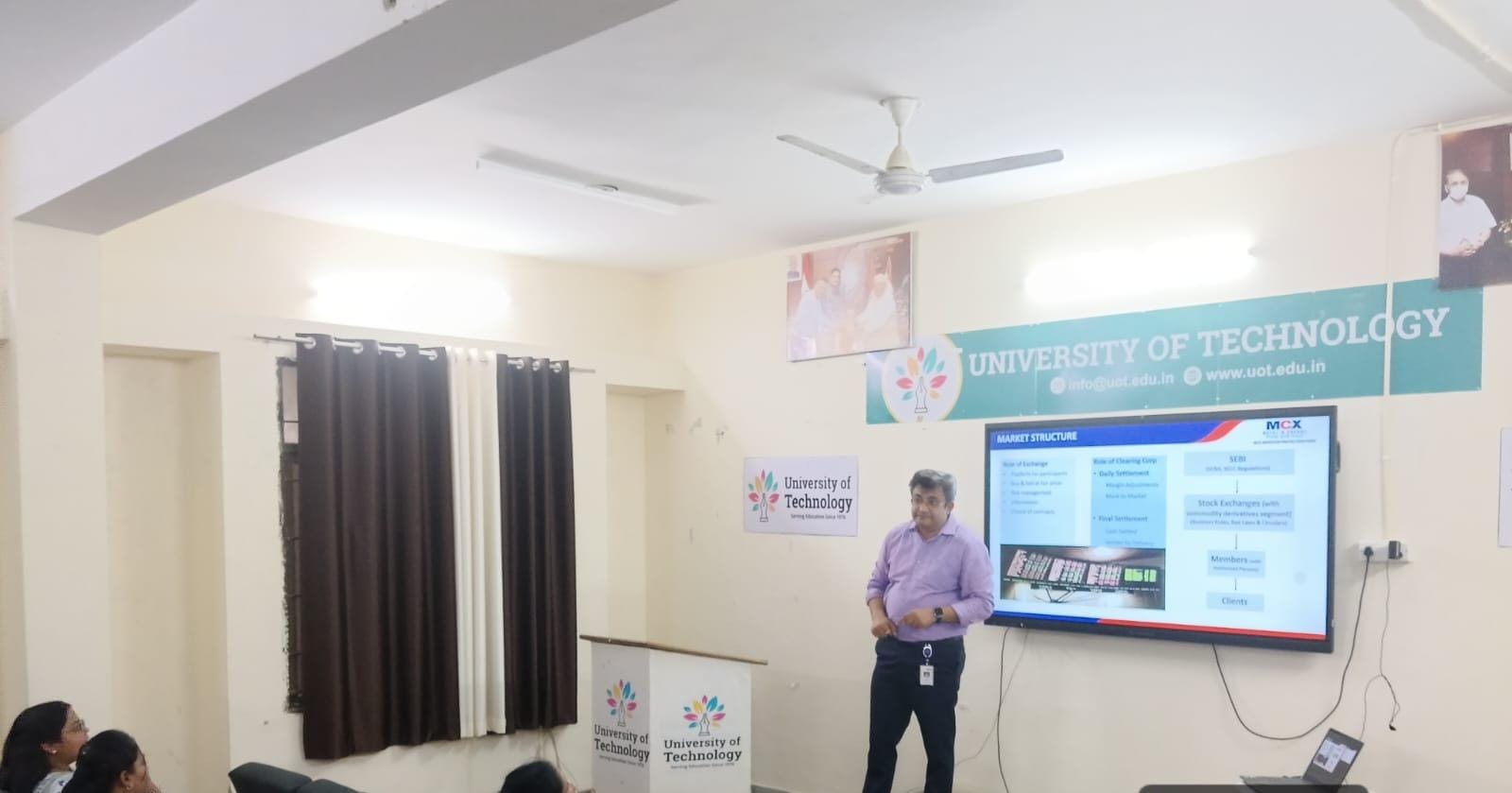 यूनिवर्सिटी ऑफ टेक्नोलॉजी, वाटिका, जयपुर में “रीजनल इन्वेस्टर अवेयरनेस सेमिनार” का सफल आयोजन ग्रामीणों की भी सक्रिय भागीदारी