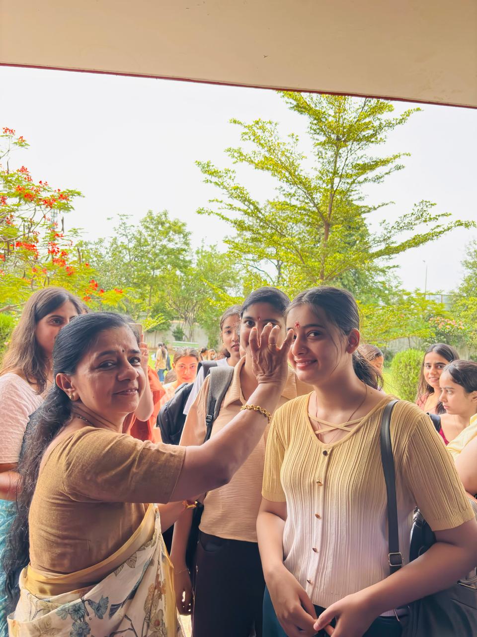 नवागंतुक छात्राओं का तिलक लगाकर किया स्वागत