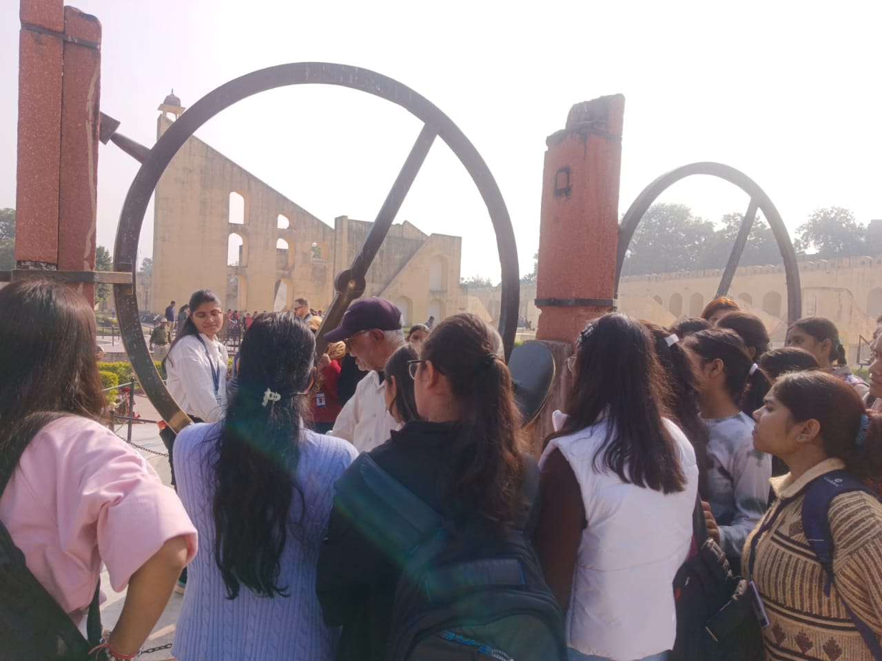 जंतर-मंतर का छात्राओं ने किया शैक्षणिक भ्रमण