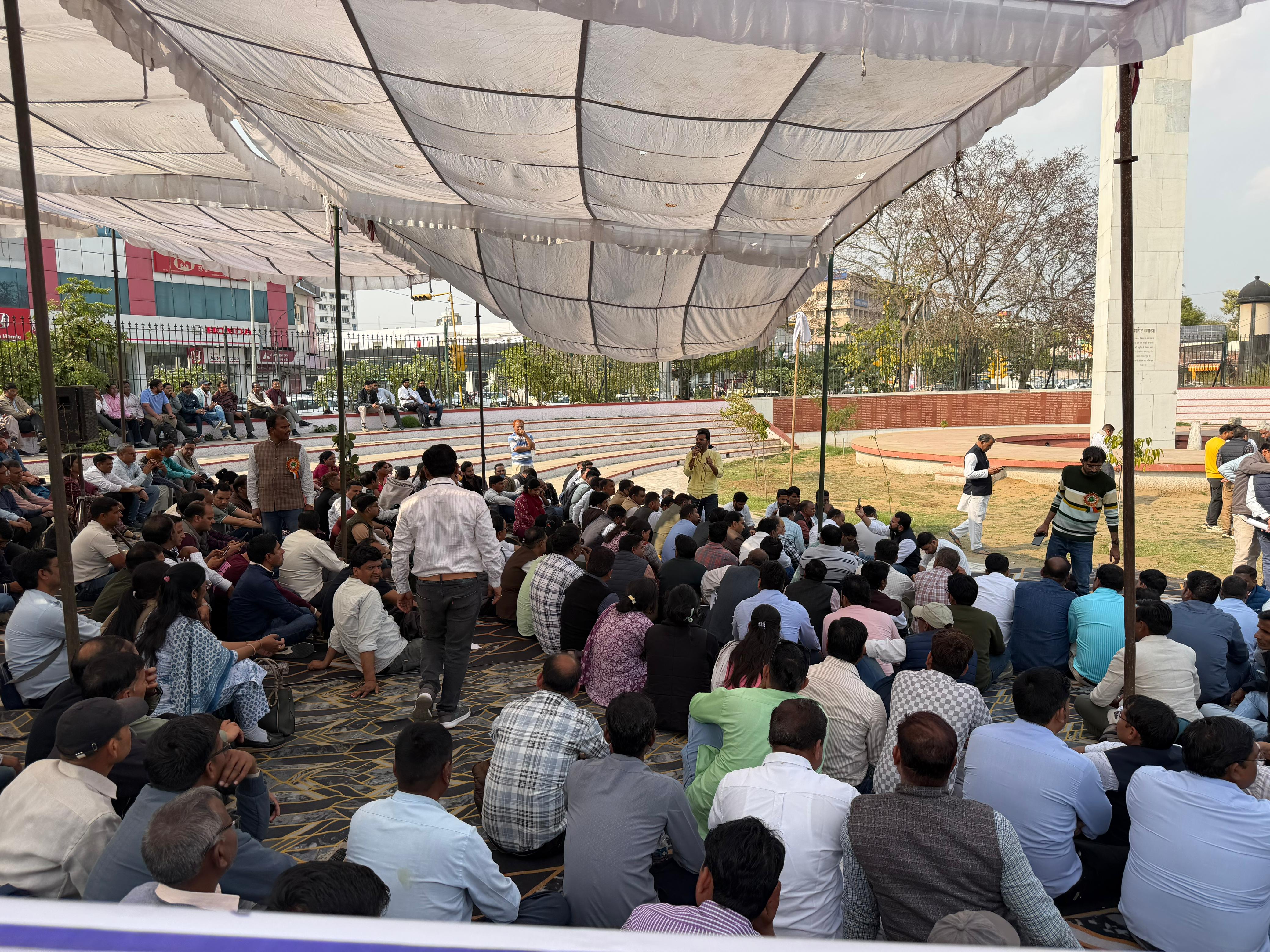 उच्च शिक्षा में अस्थाई भर्ती के  (शिक्षा वीर) विरोध में शहीद स्मारक पर आज हजारों पीएचडी डिग्री धारी युवाओं ने किया धरना प्रदर्शन