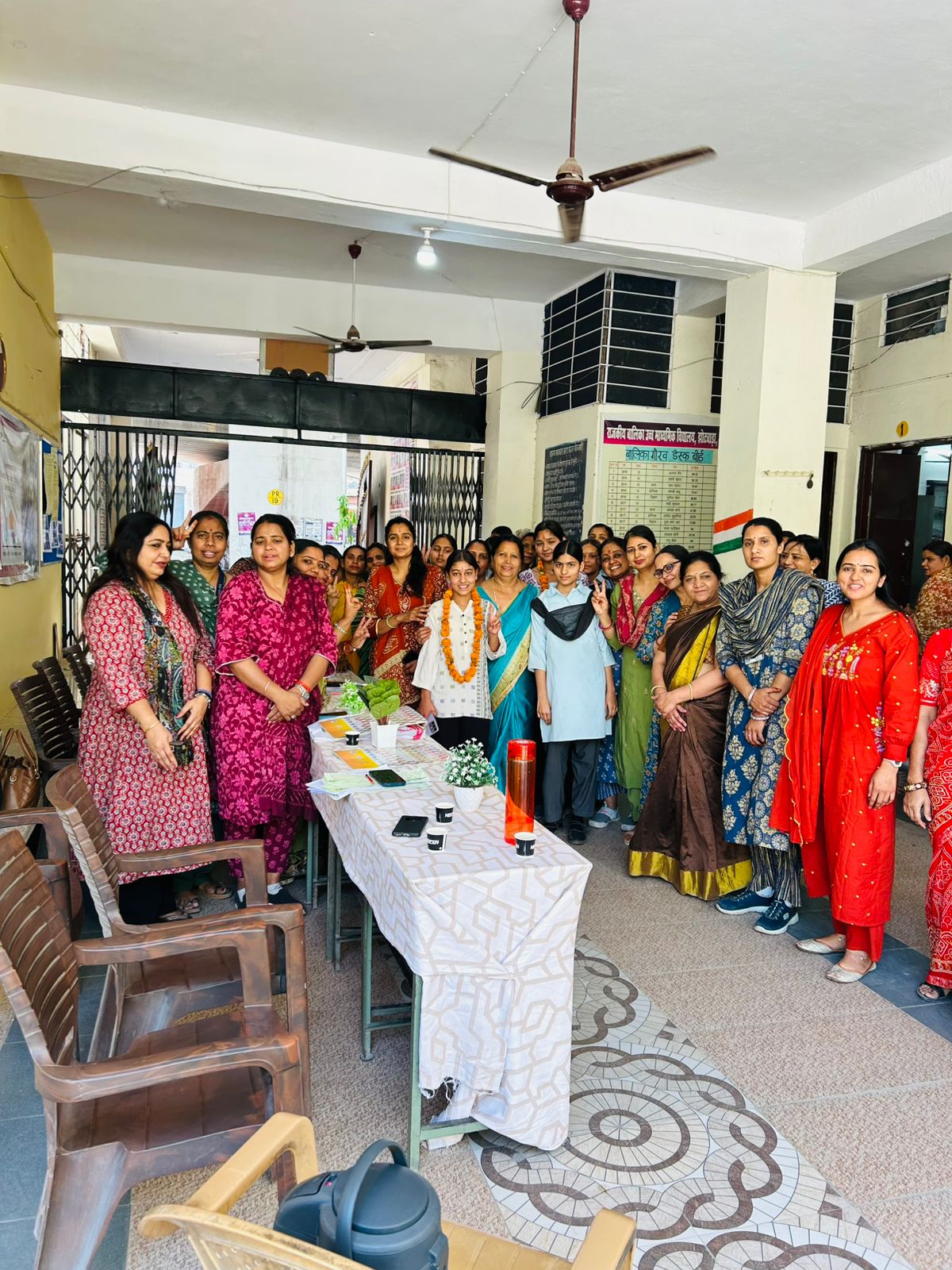 मेगा पीटीएम में दिखा उत्साह: नव प्रवेशितों का तिलक, माला और पुस्तकों से स्वागत