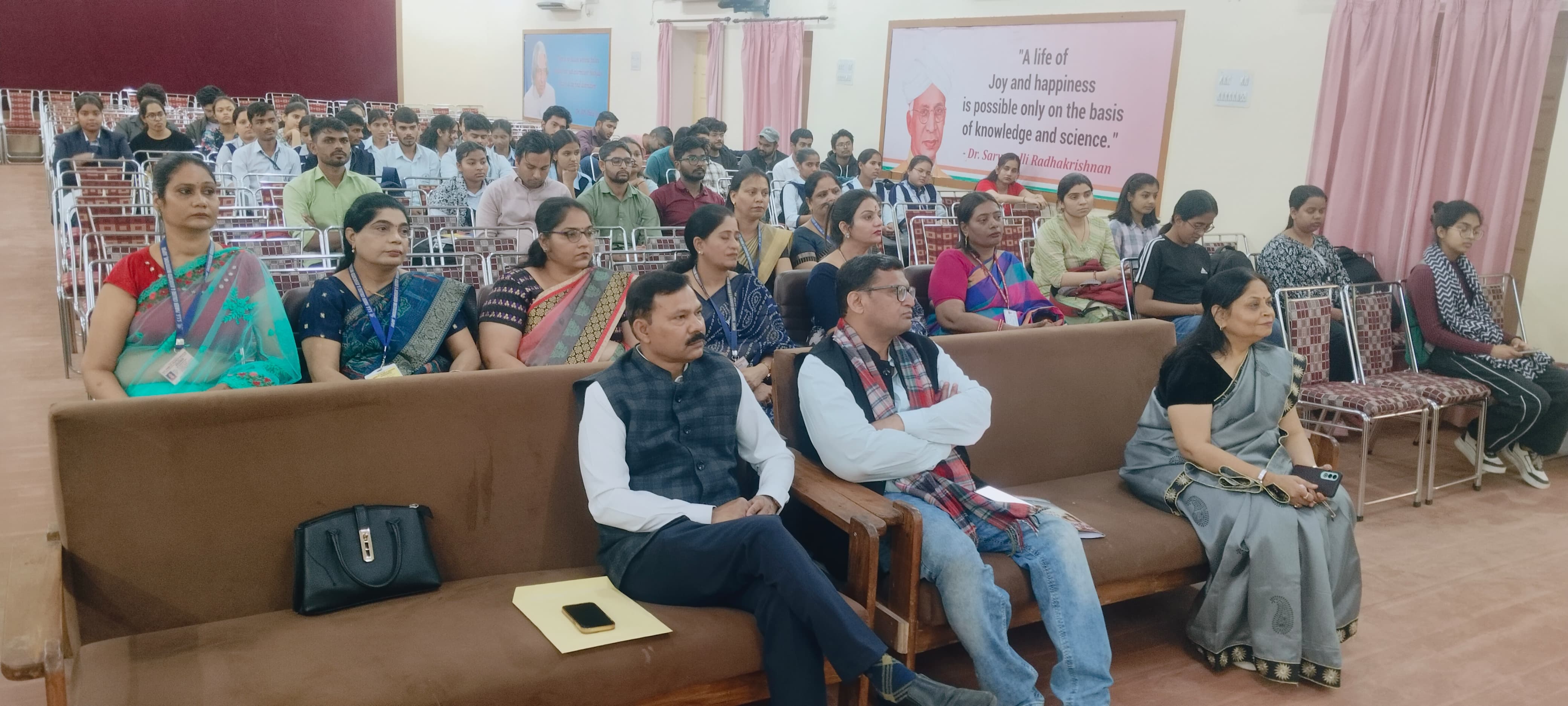 रोजमर्रा की जिंदगी में वैज्ञानिक सोच को तुरंत या शीघ्रता से अपनाना आसान नहीं है; यह एक समय लेने वाली प्रक्रिया है जिसे विज्ञान शिक्षा, वैज्ञानिक चर्चा और तर्कसंगत चिंतन के माध्यम से लागू और पूरा किया जा सकता है: - डॉ. कमलेश मीना