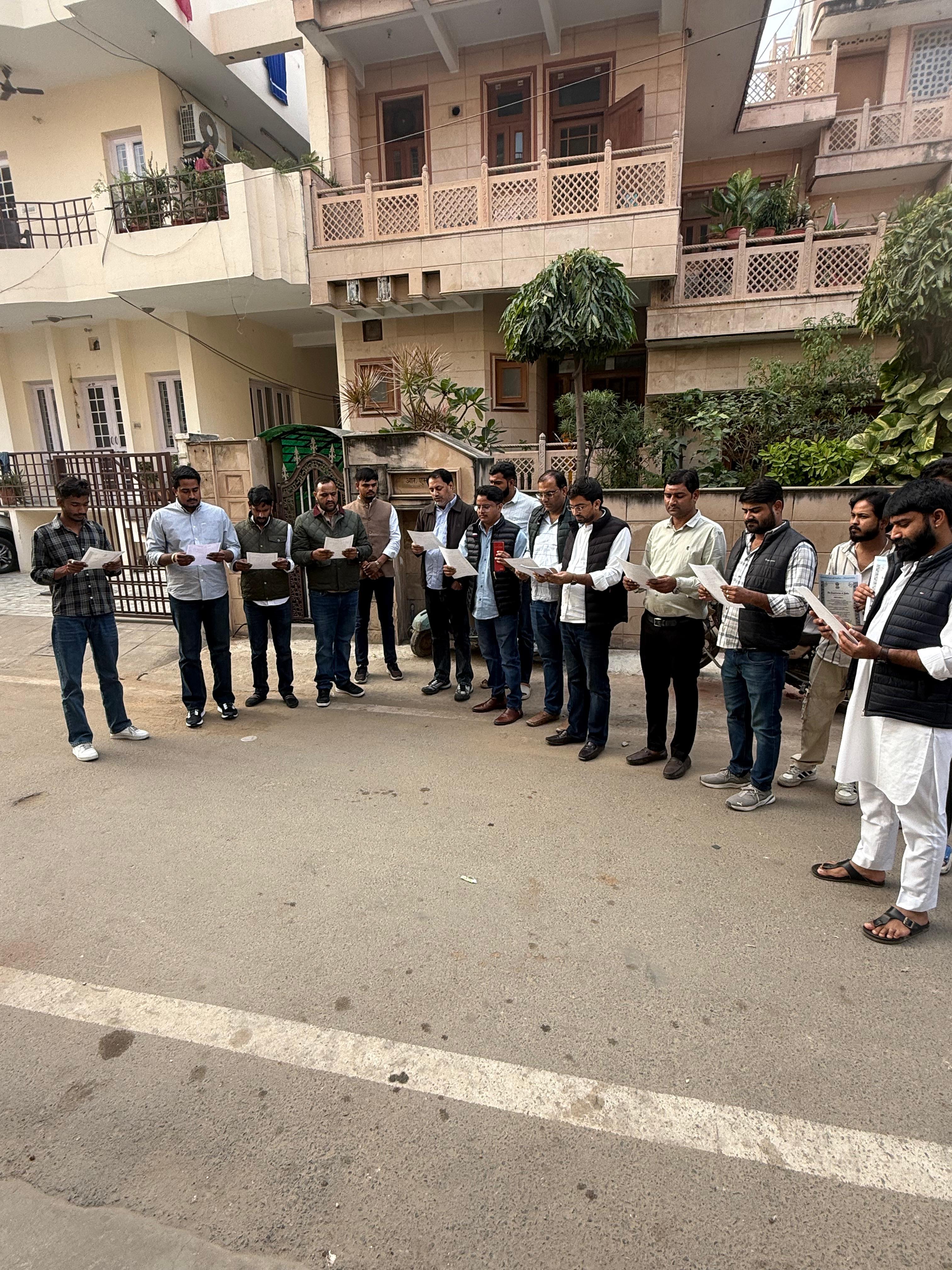 संविधान प्रस्तावना पढ़कर प्रदर्शन किया