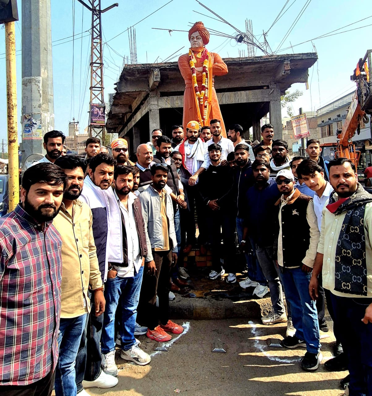 अभिषेक ने राजसमंद में विवेकानंद का किया दुग्धाभिषेक