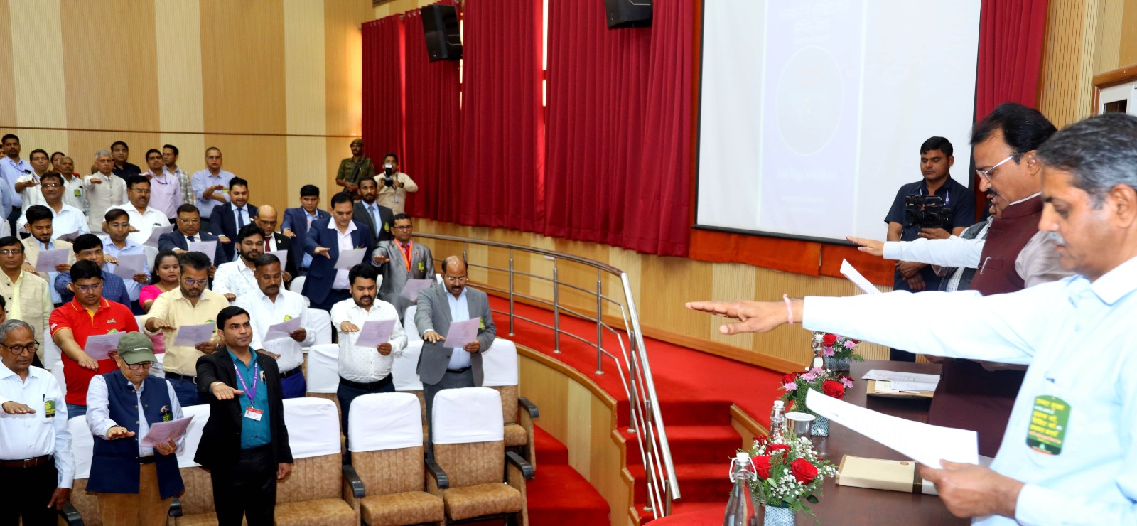 रोजमर्रा की जिंदगी में वैज्ञानिक सोच को तुरंत या शीघ्रता से अपनाना आसान नहीं है; यह एक समय लेने वाली प्रक्रिया है जिसे विज्ञान शिक्षा, वैज्ञानिक चर्चा और तर्कसंगत चिंतन के माध्यम से लागू और पूरा किया जा सकता है: - डॉ. कमलेश मीना