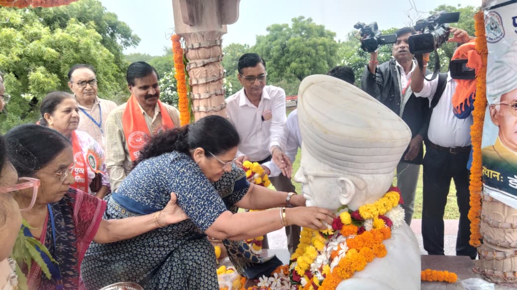 डॉ राधाकृष्णन की मूर्ति को फूल मालाओं से सुसज्जित करके माल्यार्पण करके उन्हें नमन किया