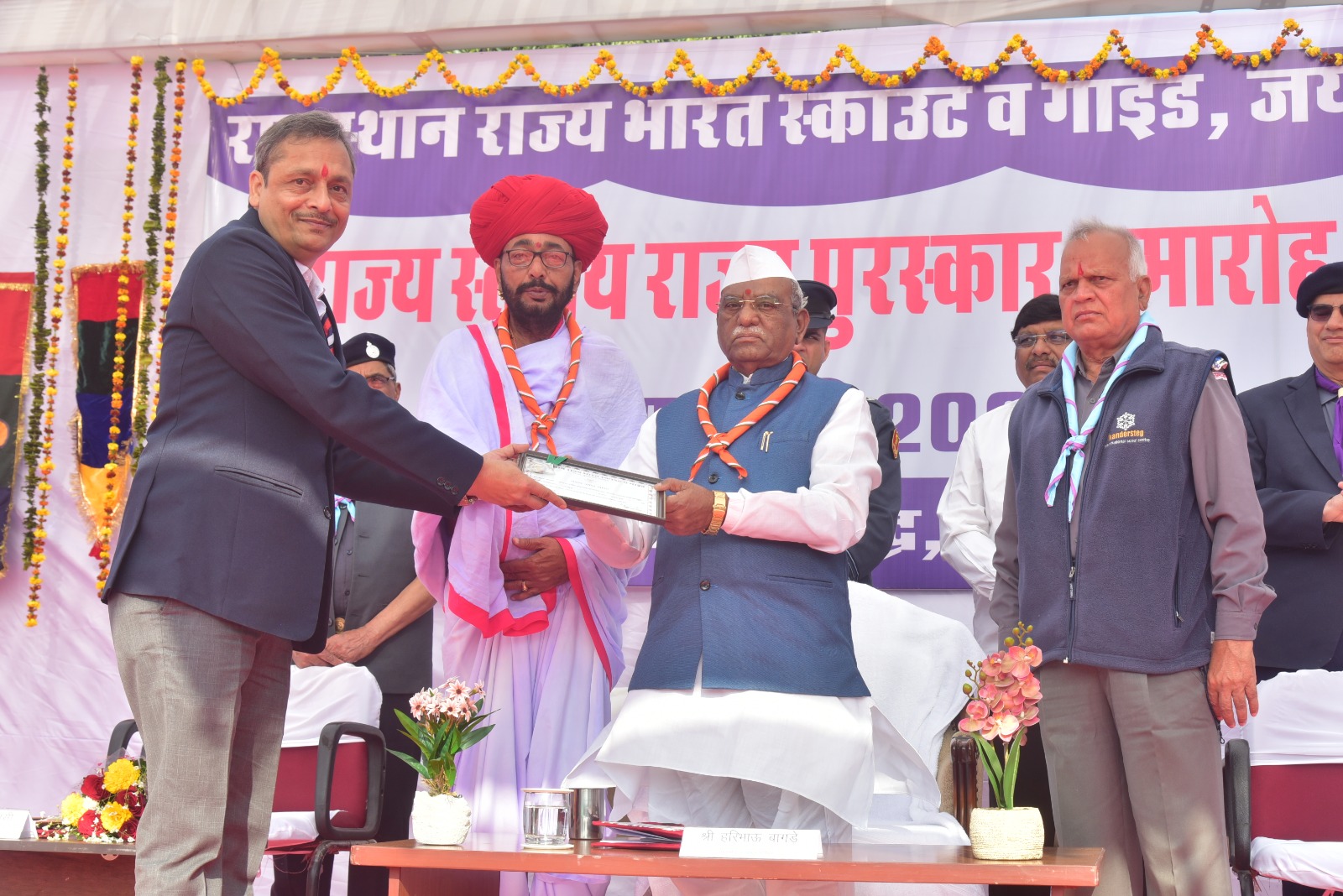 नीरज जैन हुए राज्यपाल से सम्मानित