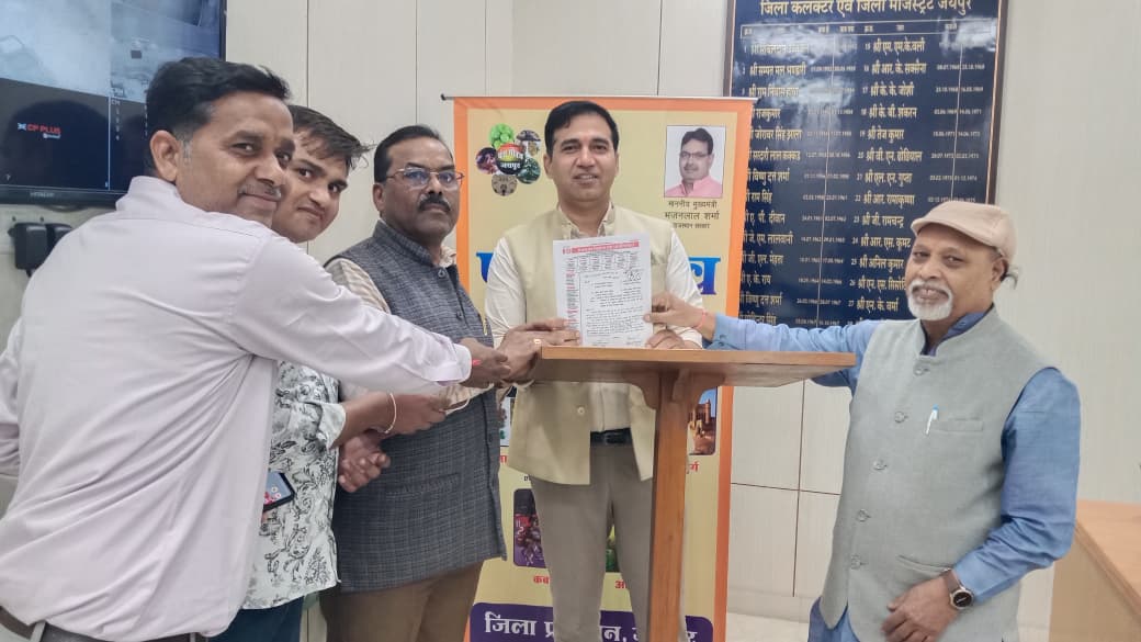 पुराने पेंशन स्कीम को बहाल करने की मांग पर शिक्षकों ने सौंपा ज्ञापन